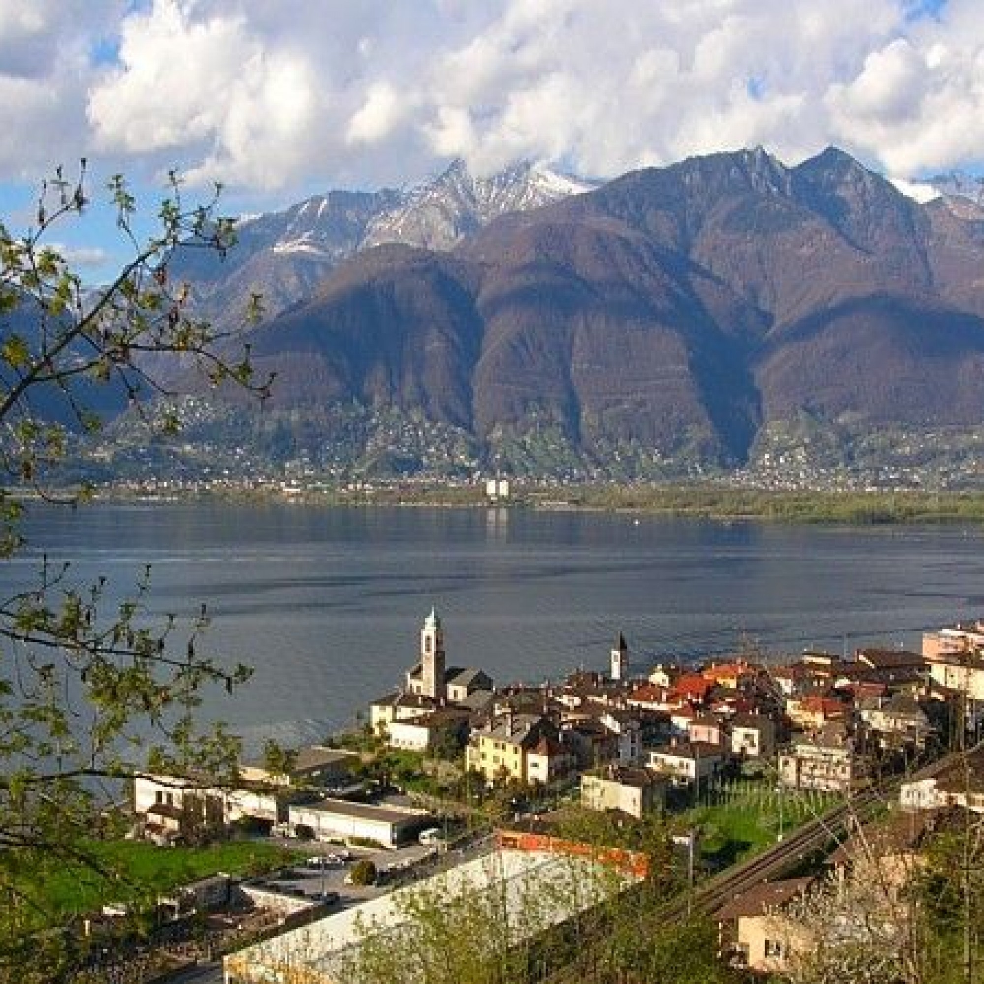 Profitiert das Dörfchen Gambarogno in Tessin von der Neat?