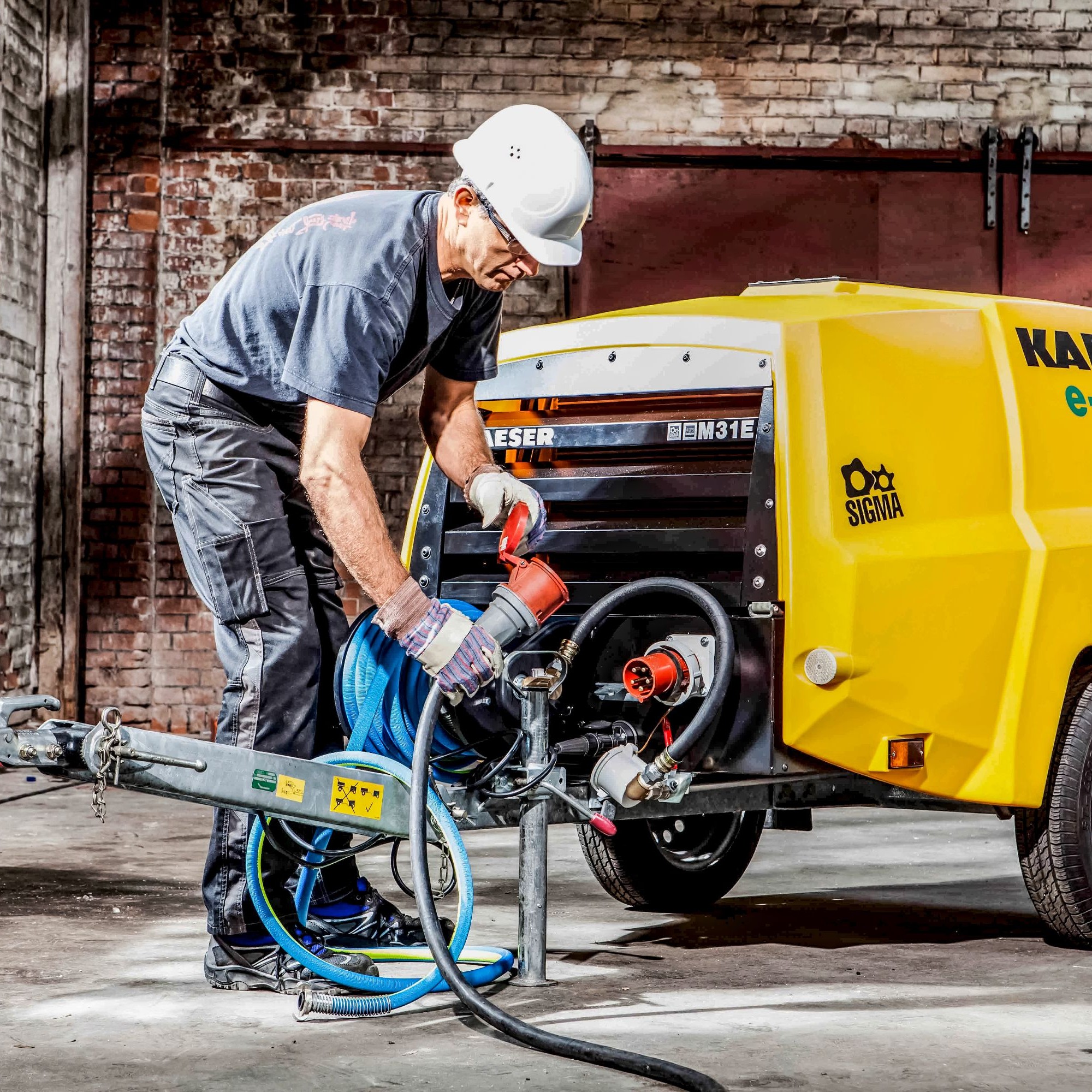 Mit elektrischen Baumaschinen und -geräten lassen sich mittlerweile komplette Baustellen einrichten. Selbst Kompressoren wie der Kaeser M31E machen die Arbeit im Innenbereich möglich.