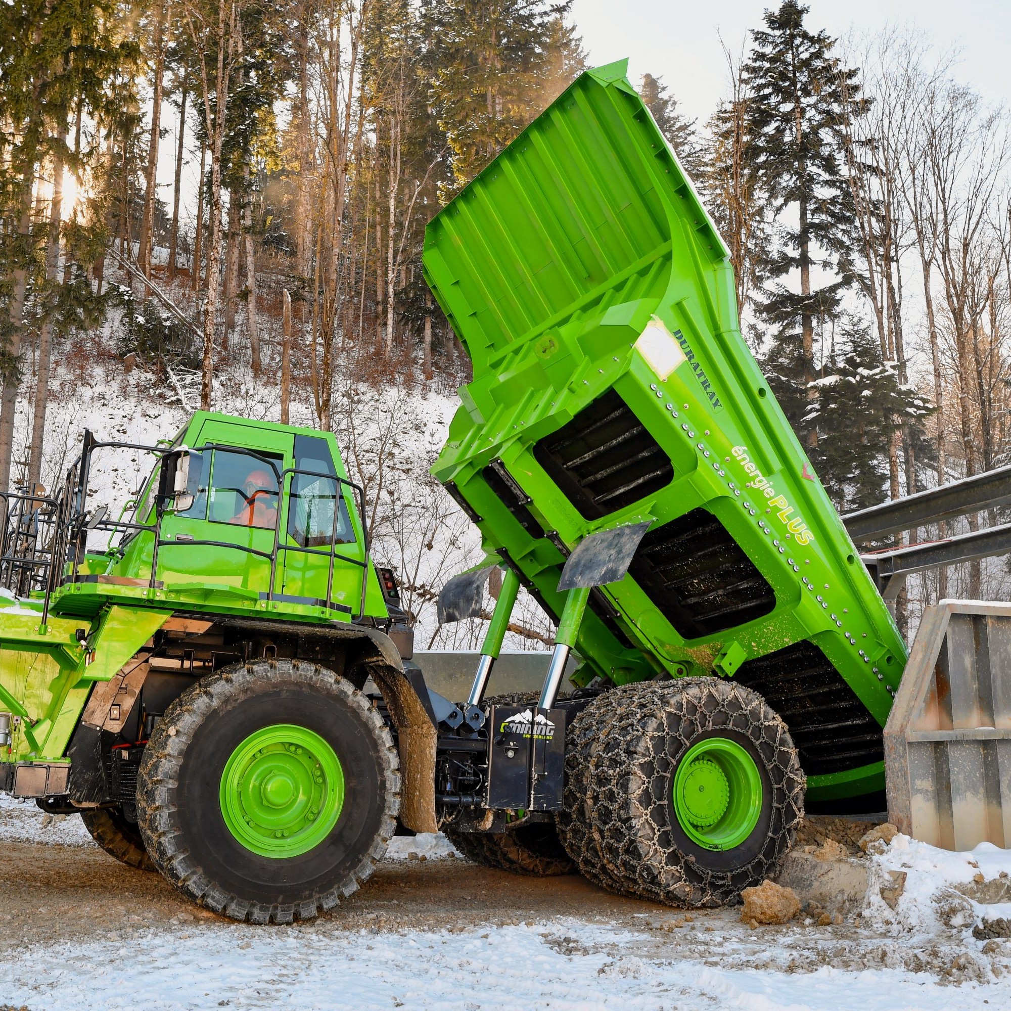 Ein riesiger elektrischer Muldenkipper des Typs Komatsu HD 605-7, umgebaut von der Kuhn-Tochterfirma «eMining», arbeitet zu 96 Prozent energieautark im Steinbruch Péry BE von Ciments Vigier.