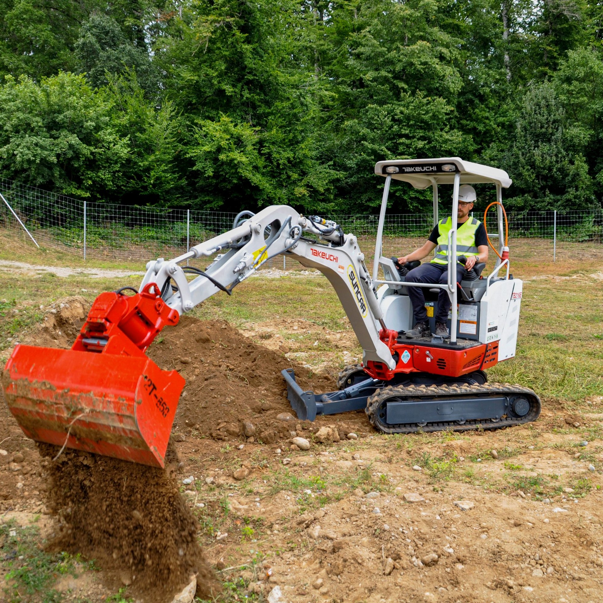 Der Minibagger TB216E ist eines von drei Takeuchi-Modellen, welche Suncar HK, eine Tochterfirma des Takeuchi-Händlers Huppenkothen, bisher auf Elektroantrieb umgerüstet hat.