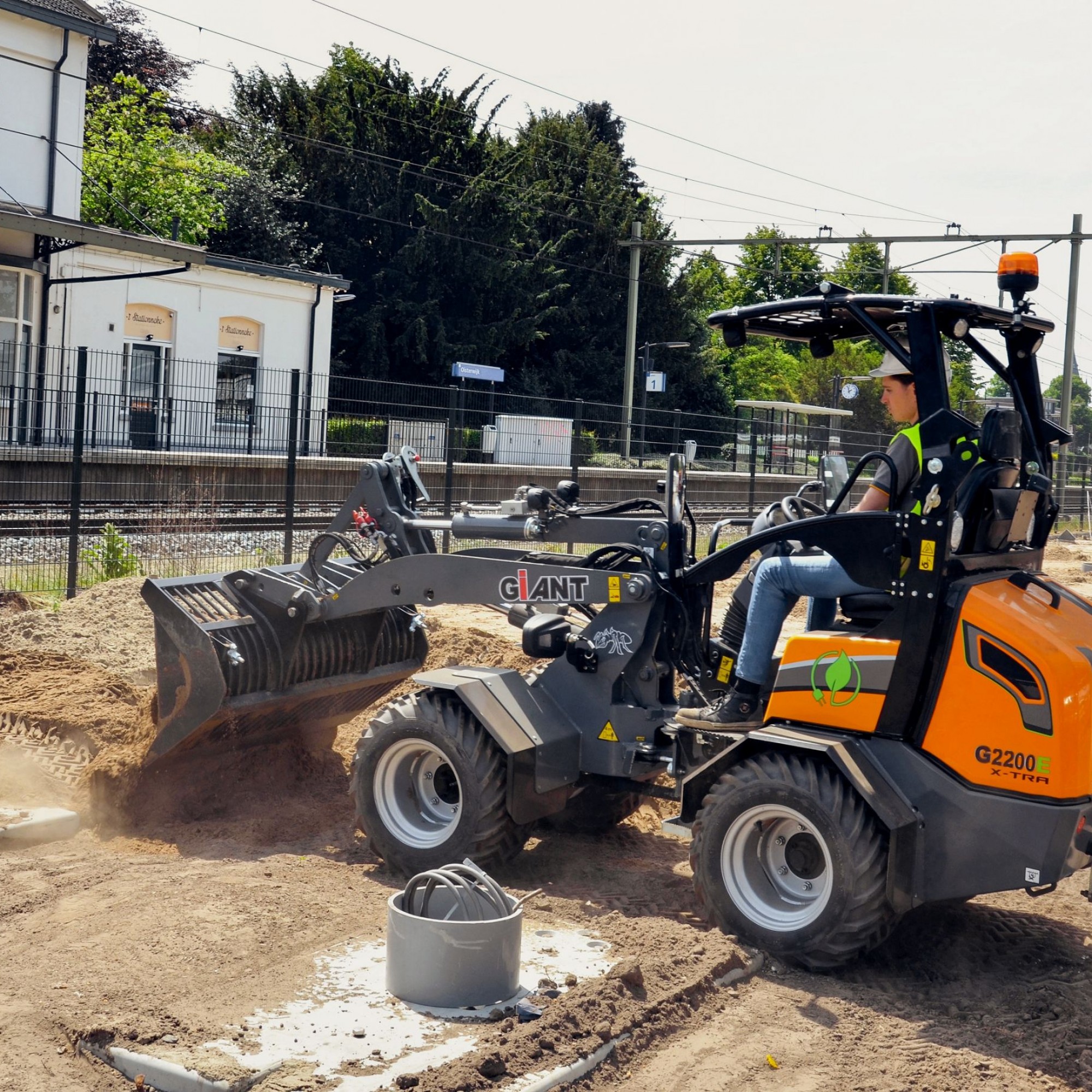 Vom niederländischen Hersteller Tobroco-Giant stammt dieser Kompakradlader G2200E X-tra. Auf dem Schweizer Markt wird er bei den Distributoren Leiser, Aggeler und Frei erhältlich sein.