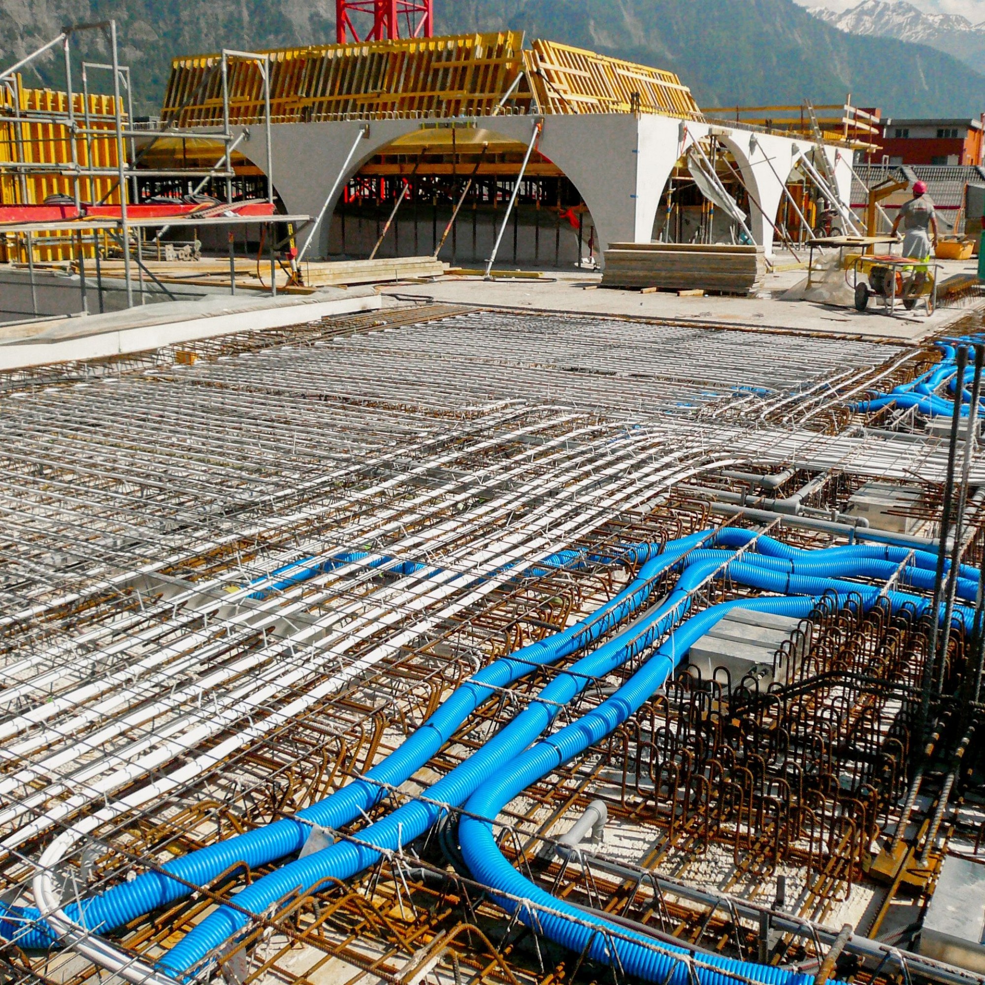 Thermische Bauteilaktivierung an einem Industrie-Neubau: Die Kunststoffrohre werden in einem Abstand von zehn bis 30 Zentimetern verlegt, innerhalb der statisch neutralen Zone und mäander- oder spiralförmig.