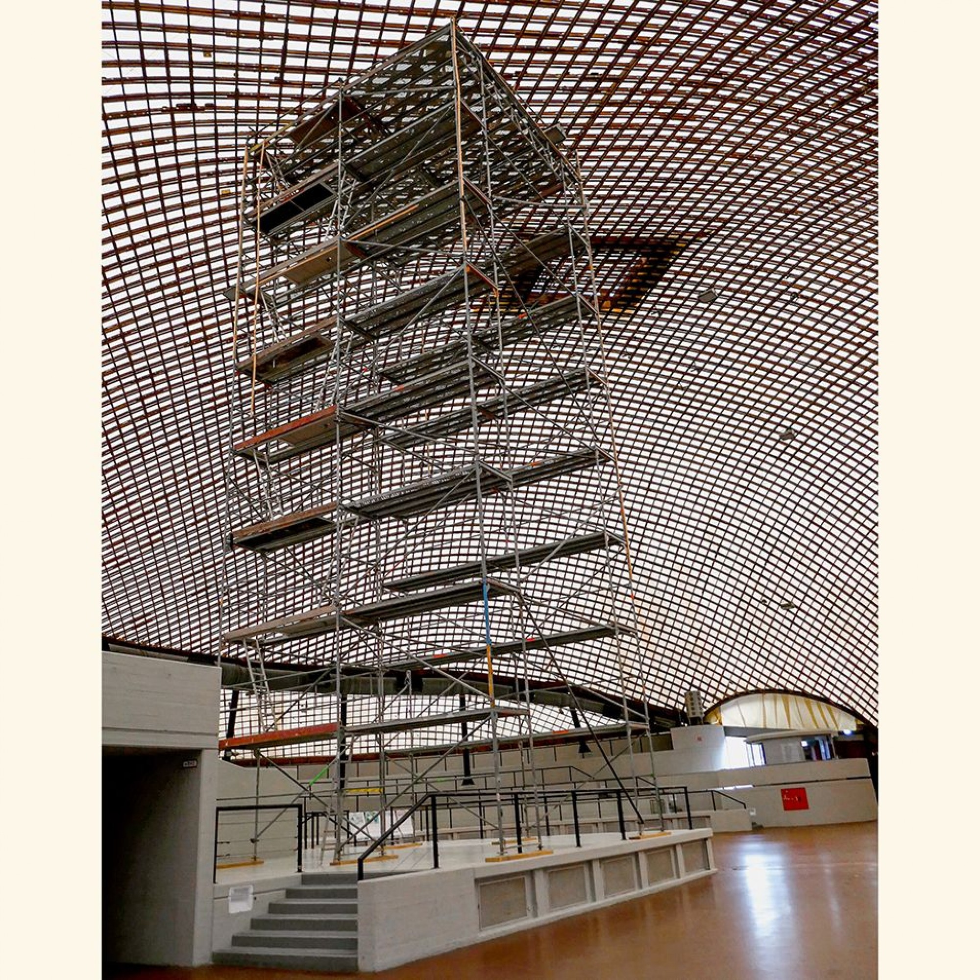 1999 zeigten sich erste Verformungen im Holzgittertragwerk. Die Begutachtungen erfolgten seitdem jährlich. 2008 wurde ein Gerüstturm errichtet, der die Kuppel von innen abstützt.