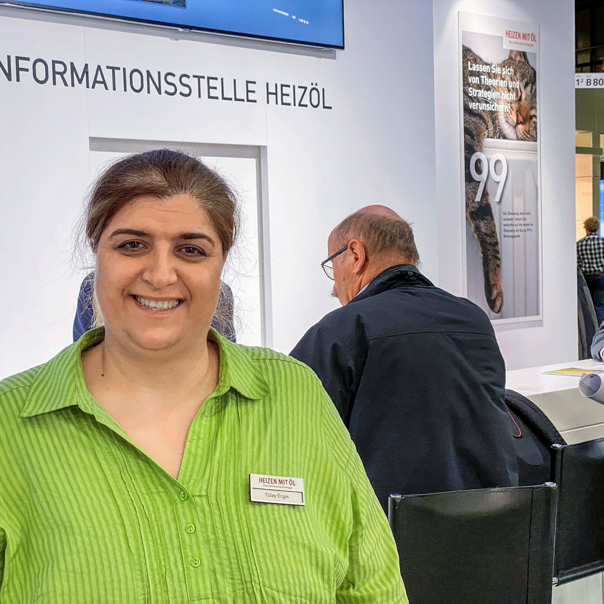 Marketing-Leiterin Tülay Ergin am Stand der Informationsstelle Heizöl.