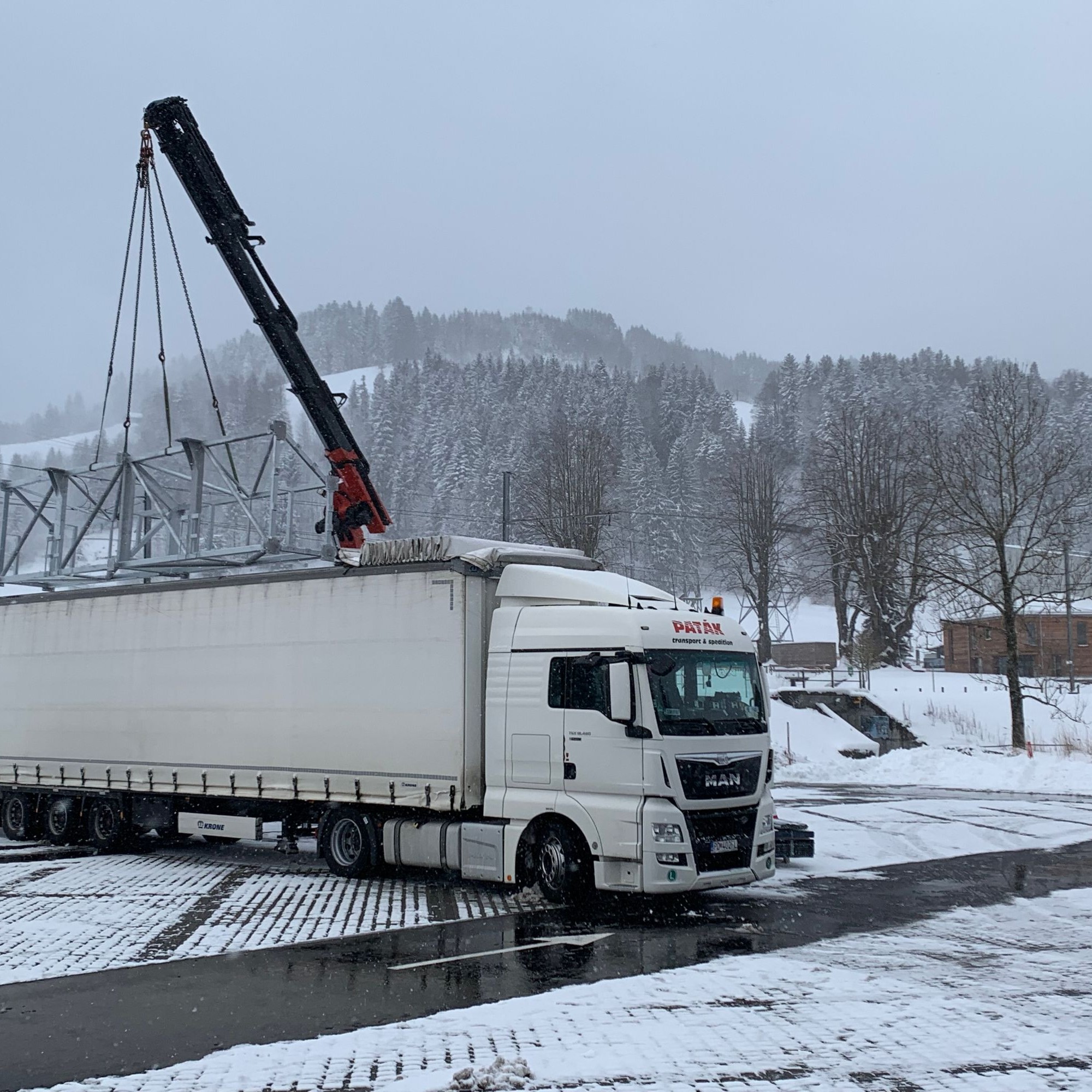 Sattelschleper mit Tragkonstruktion für Solar-Faltdach in Jakobsbad