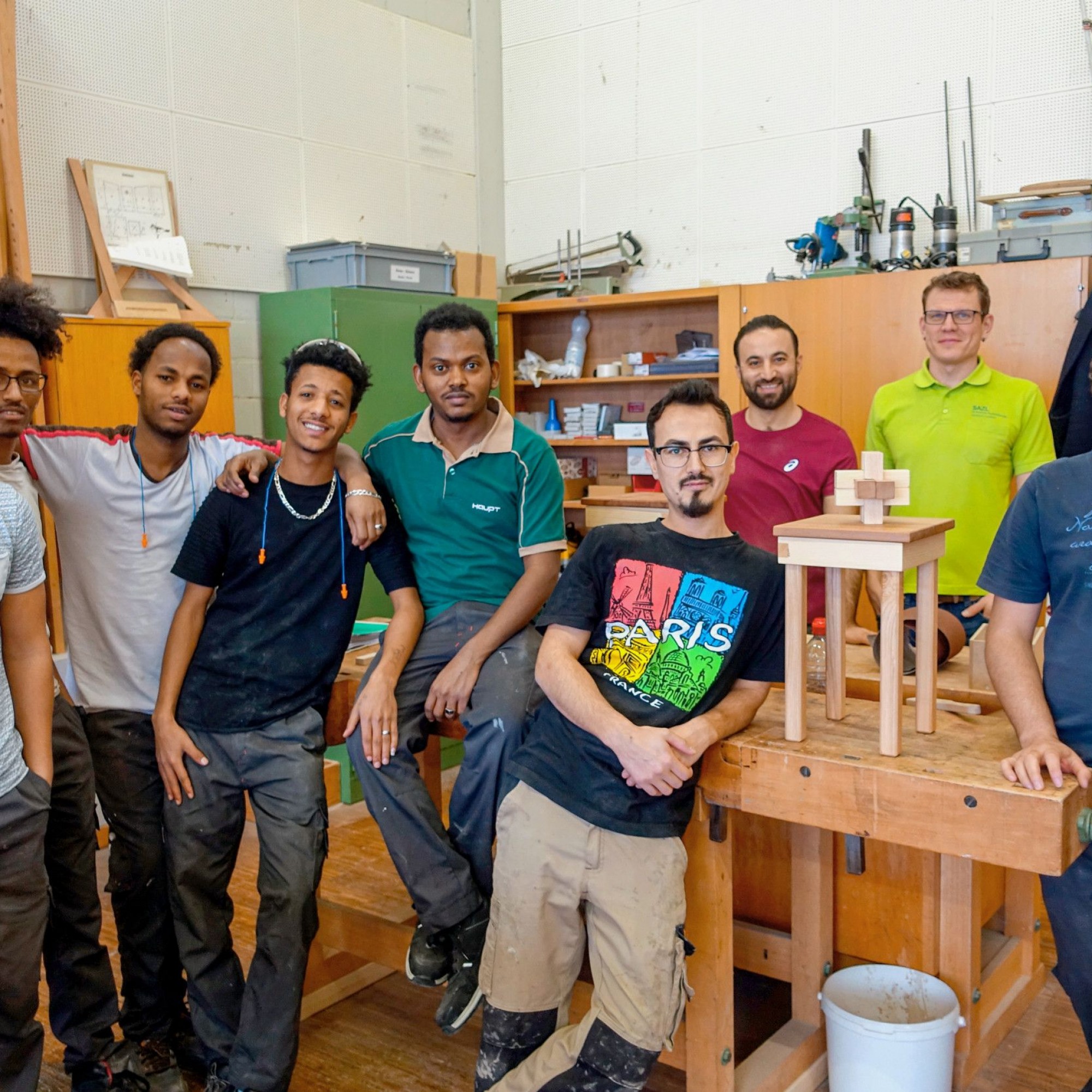 Teilnehmer des Holzlehrgangs «Perspektive Holz» mit Ausbildner Mathias Stauffer