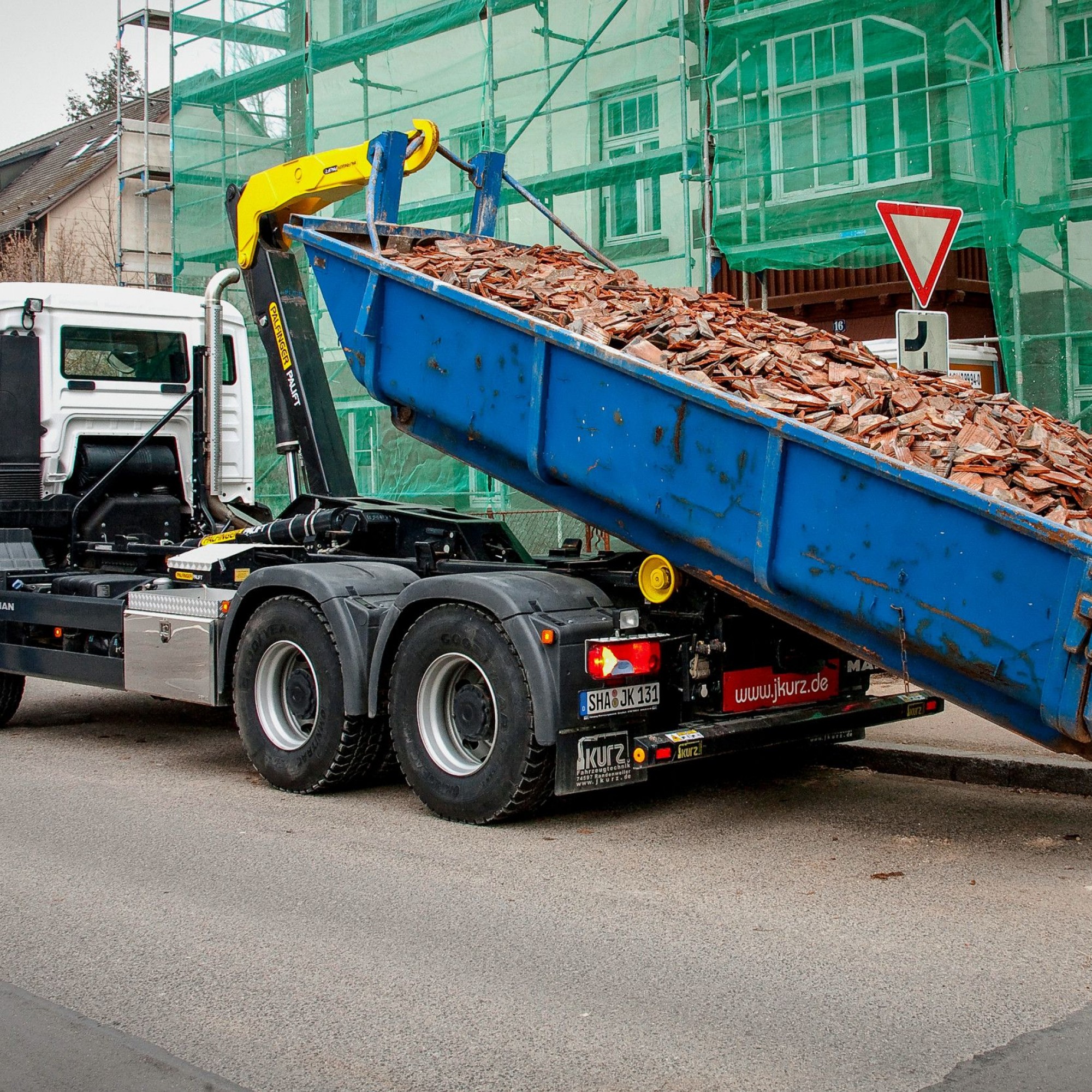 LKW mit Abrollsystem vom Hersteller Palfinger