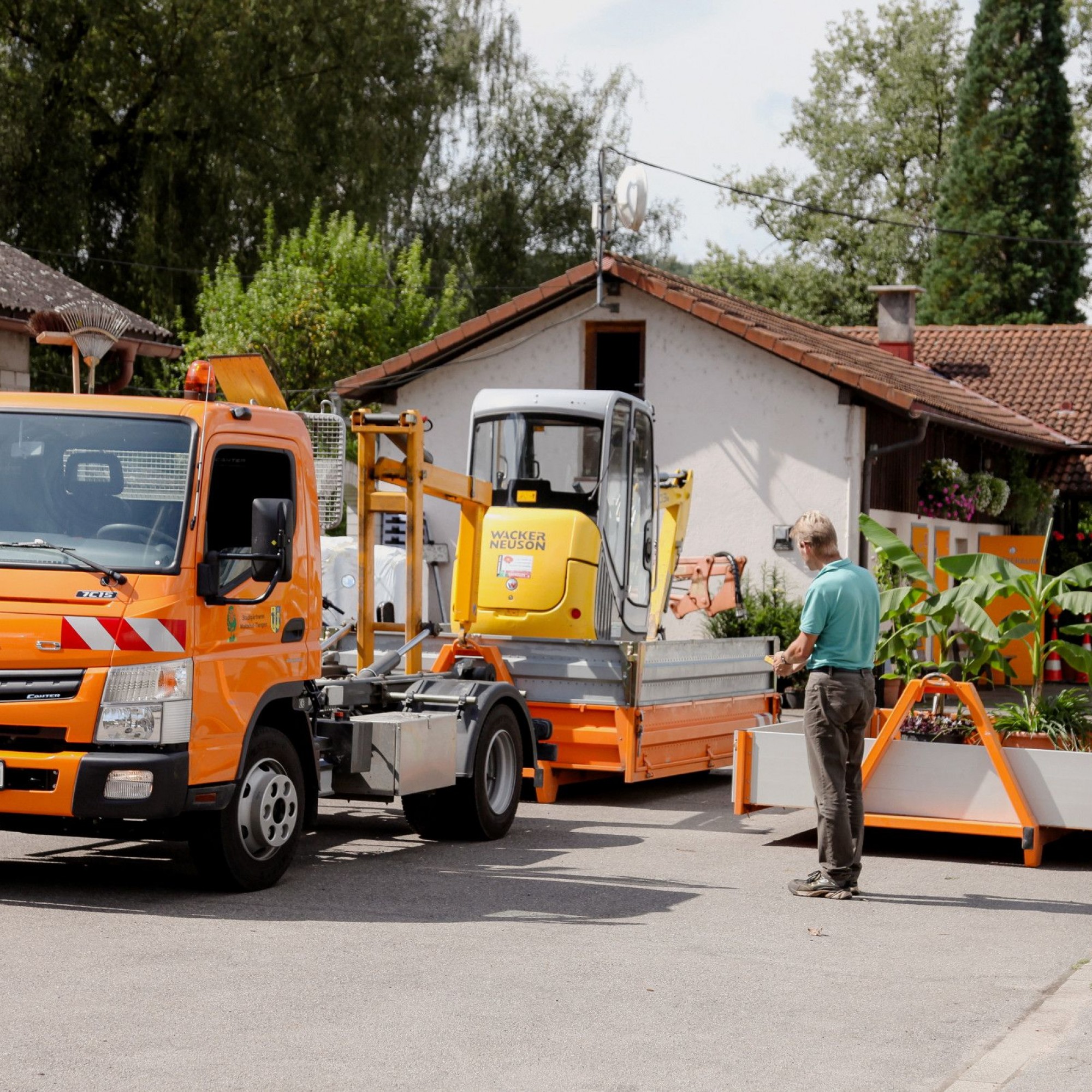 Die Abrollsysteme vom Hersteller Maytec eignen sich sowohl für Baumaschinen als auch Pflanzenkübel.