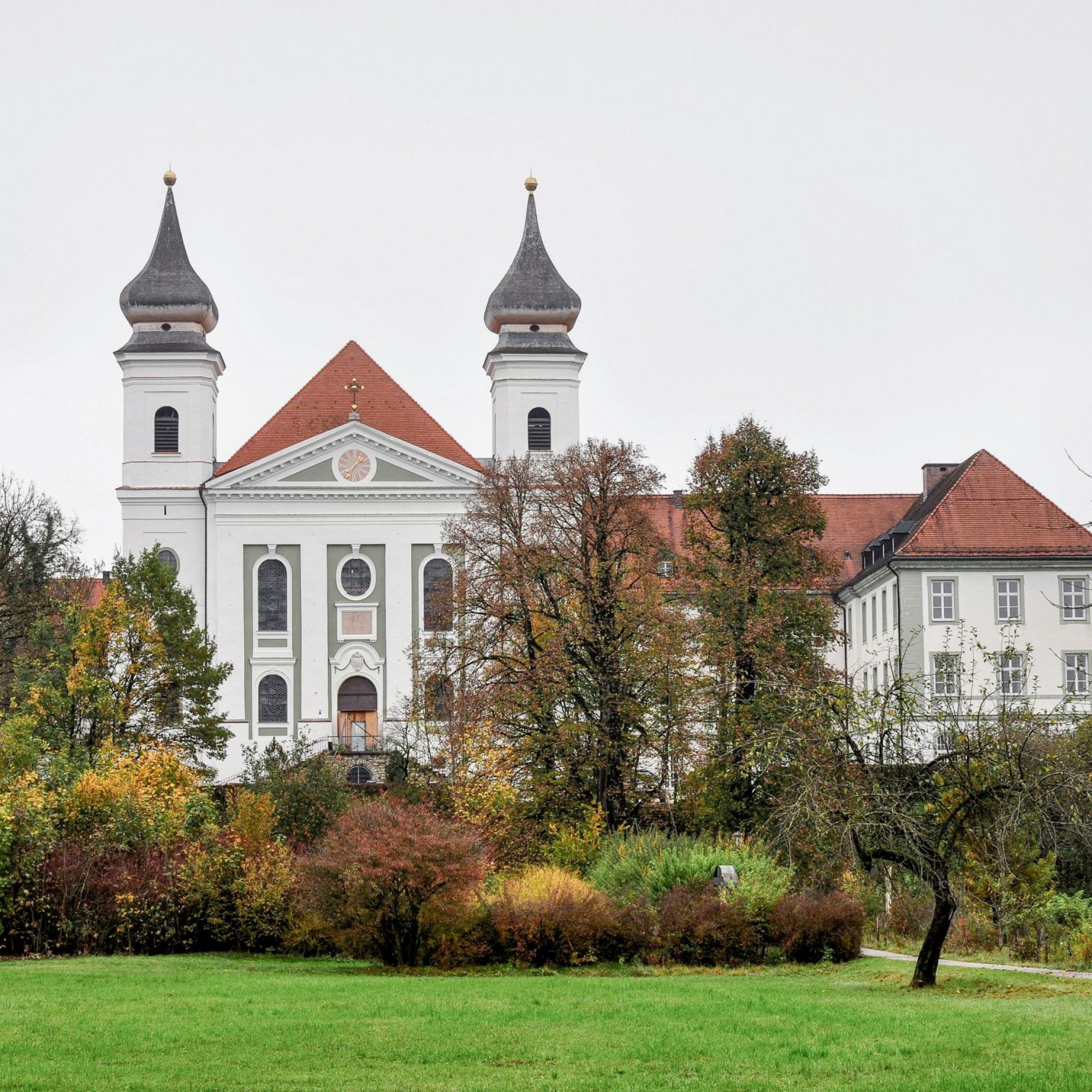 Das Kloster Schlehdorf in Bayern.