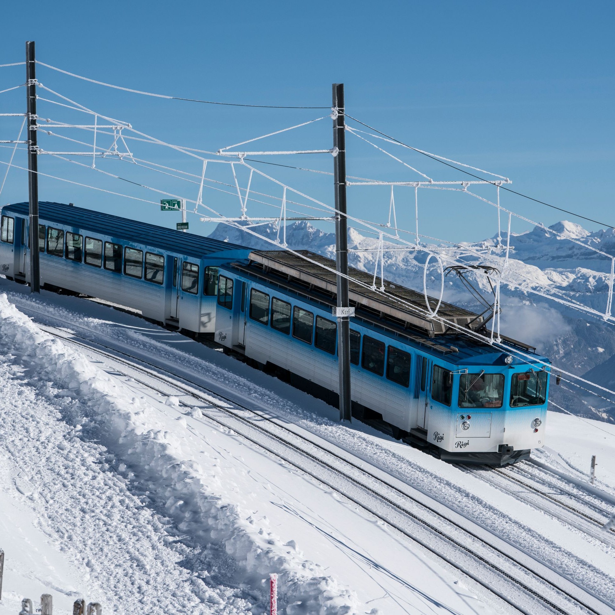 Die Fahrt mit der Rigi-Zahnradbahn ermöglicht einen Weitblick über die Alpen bis zum Jura, zu den Vogesen und zum Schwarzwald. 