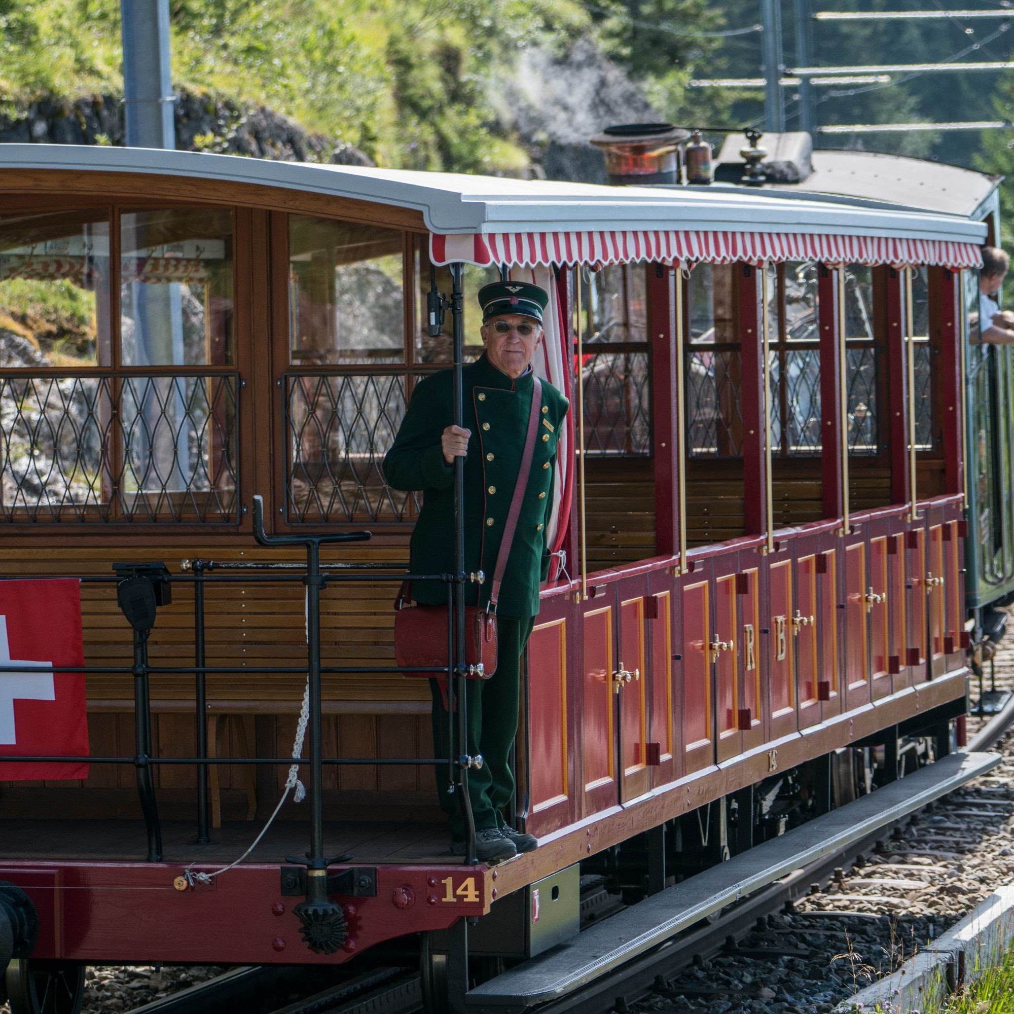 Frische Fahrtluft und eineungehinderte Aussicht bieten die historischen Wagen. 