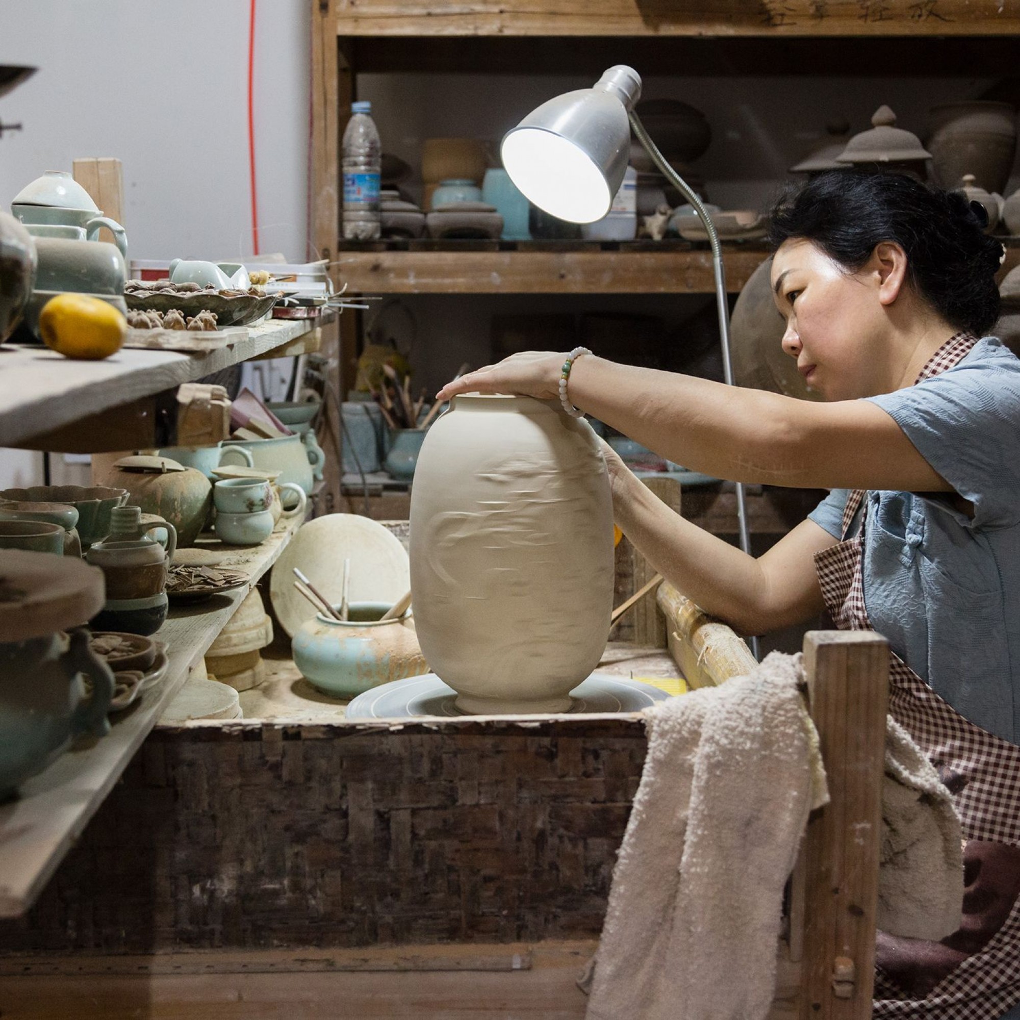 Meisterin Chen Shaoqing in ihrer Werkstatt.