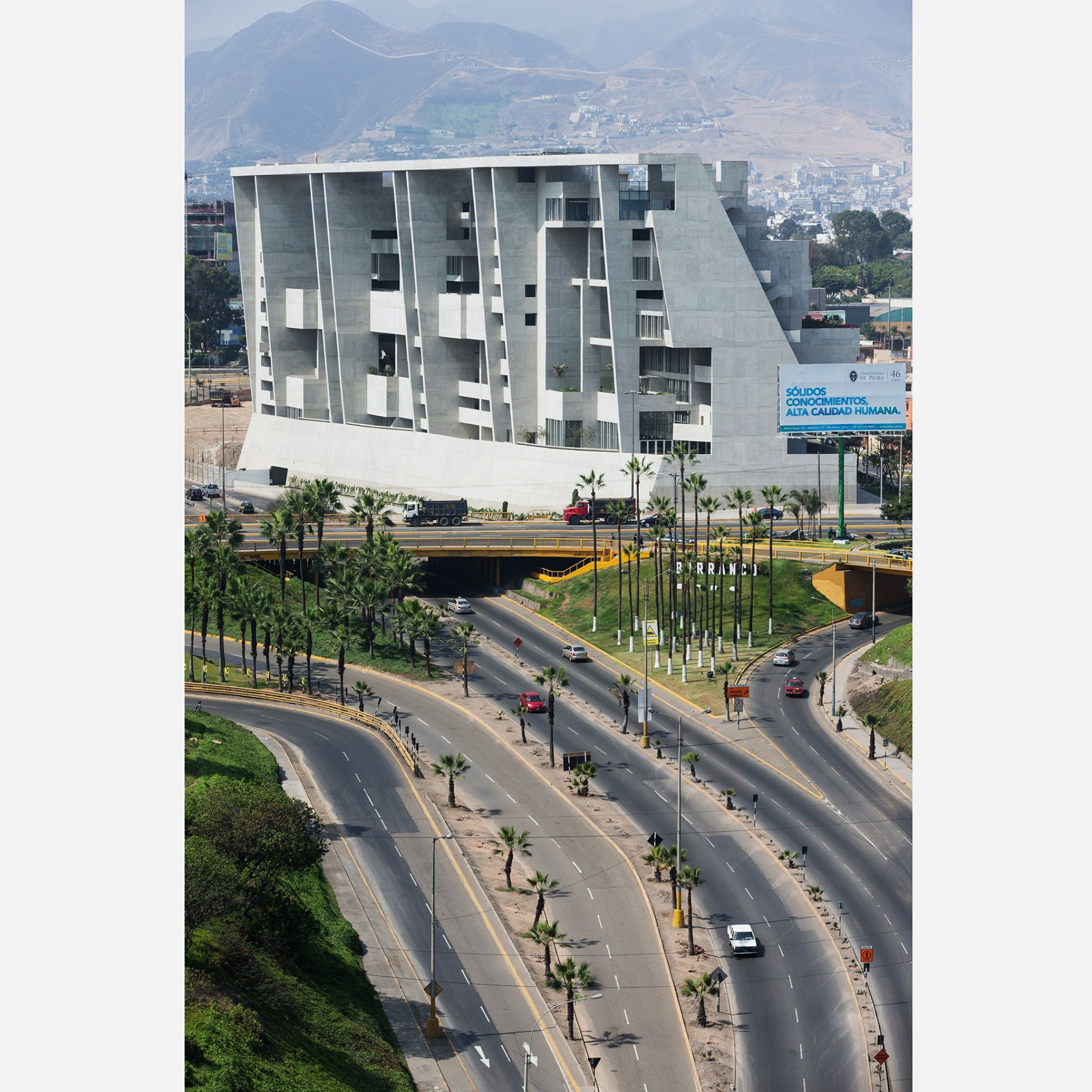 Technische Universität (UTEC) von Lima, von der Strasse aus gesehen.