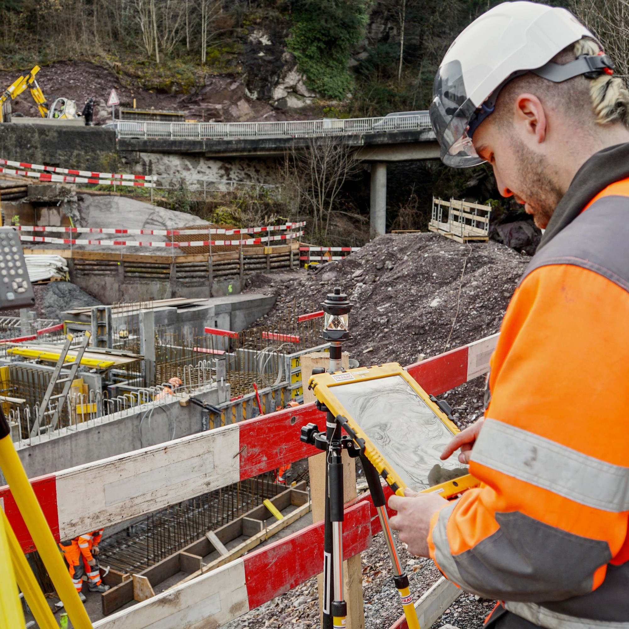  Strabag-Polier Jonas Jucker bei der Arbeit