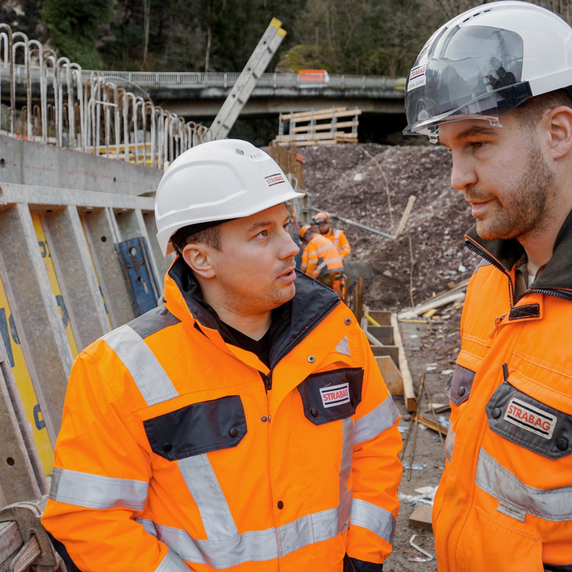  BIM-Manager Stijepan Ljubicic (links) im Gespräch mit Polier Jonas Jucker