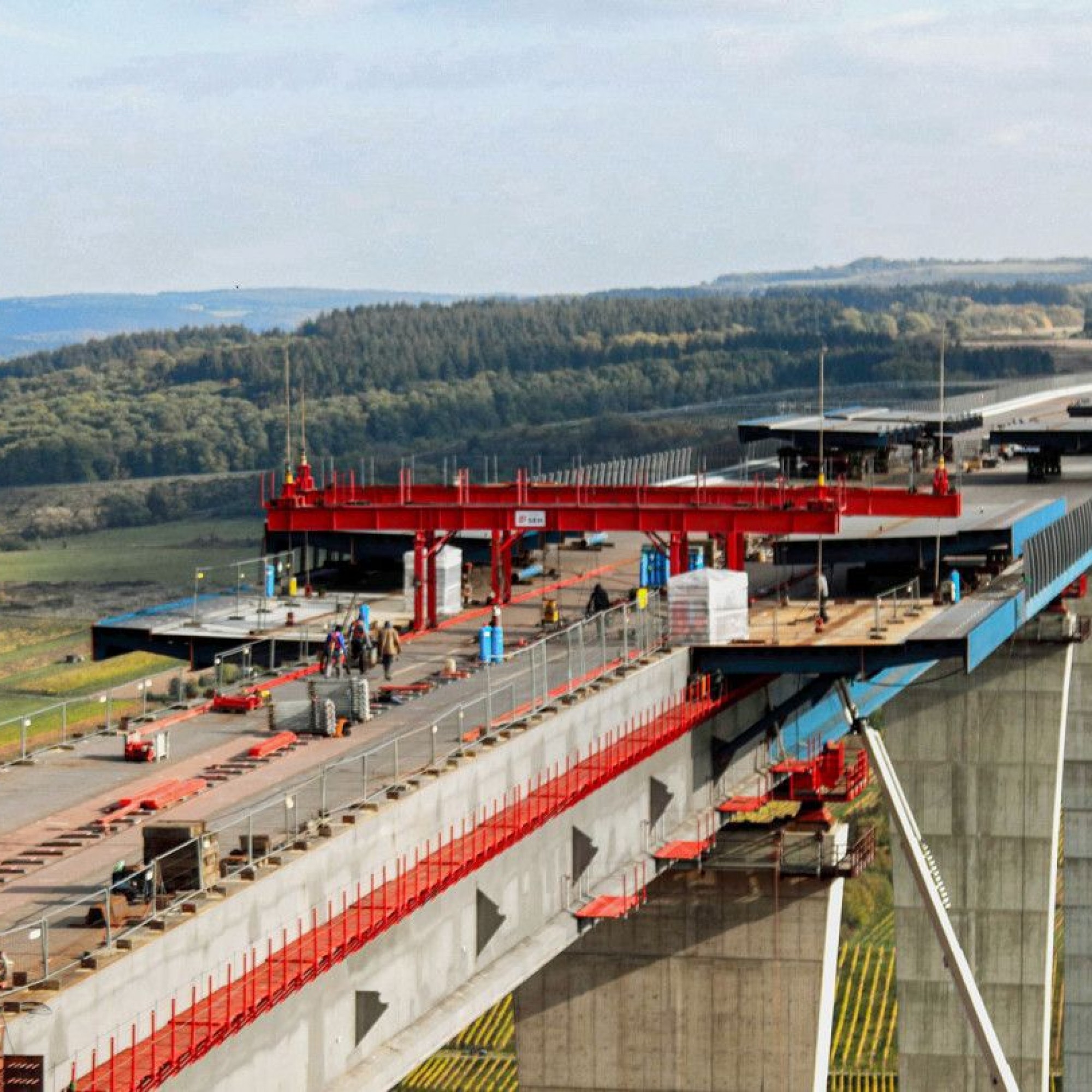 Anfügung der Kragarme an den grossen Kastenträger der Hochmoselbrücke