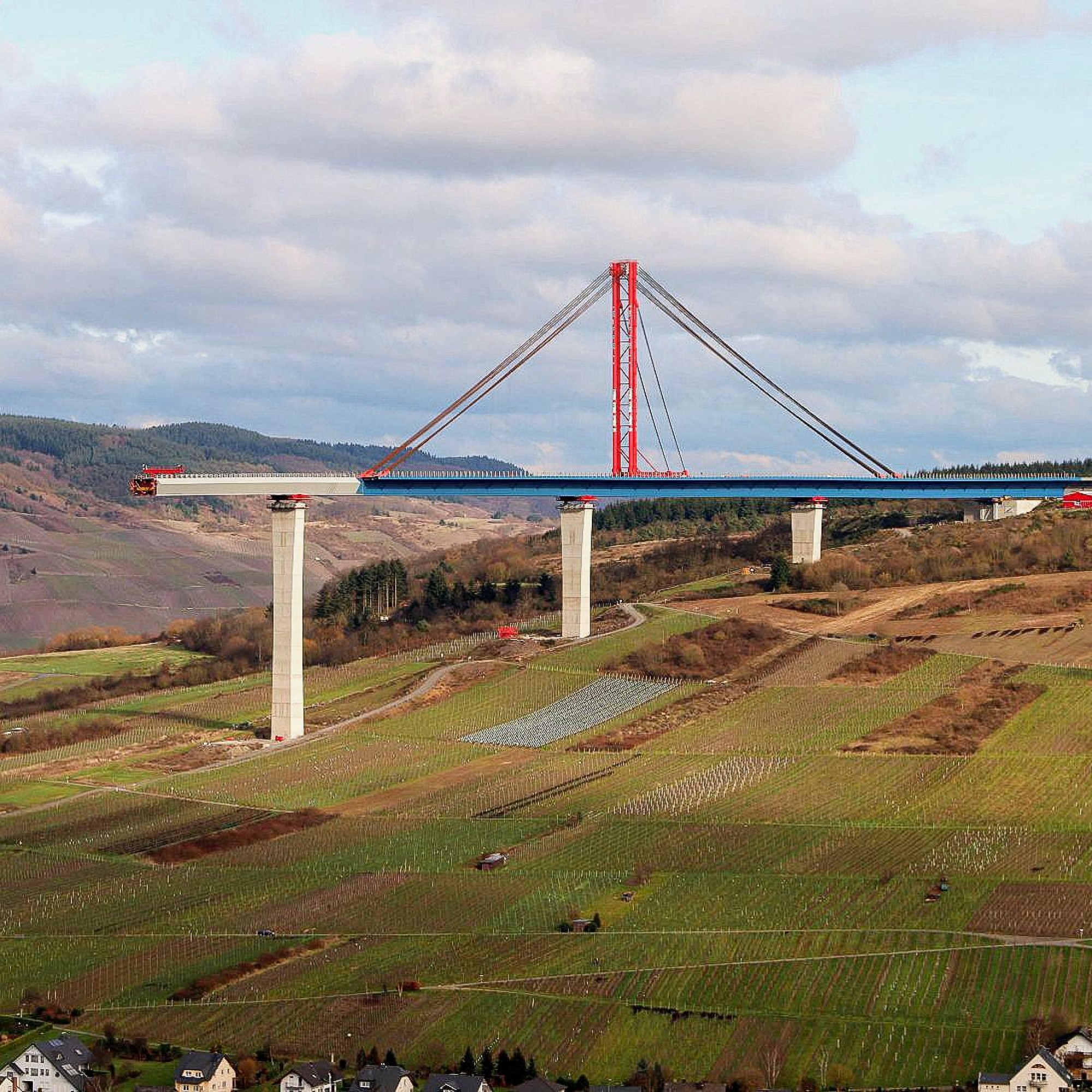 Temporärer Pylon zur Stabilisierung der Überbauauskragung der Hochmoselbrücke