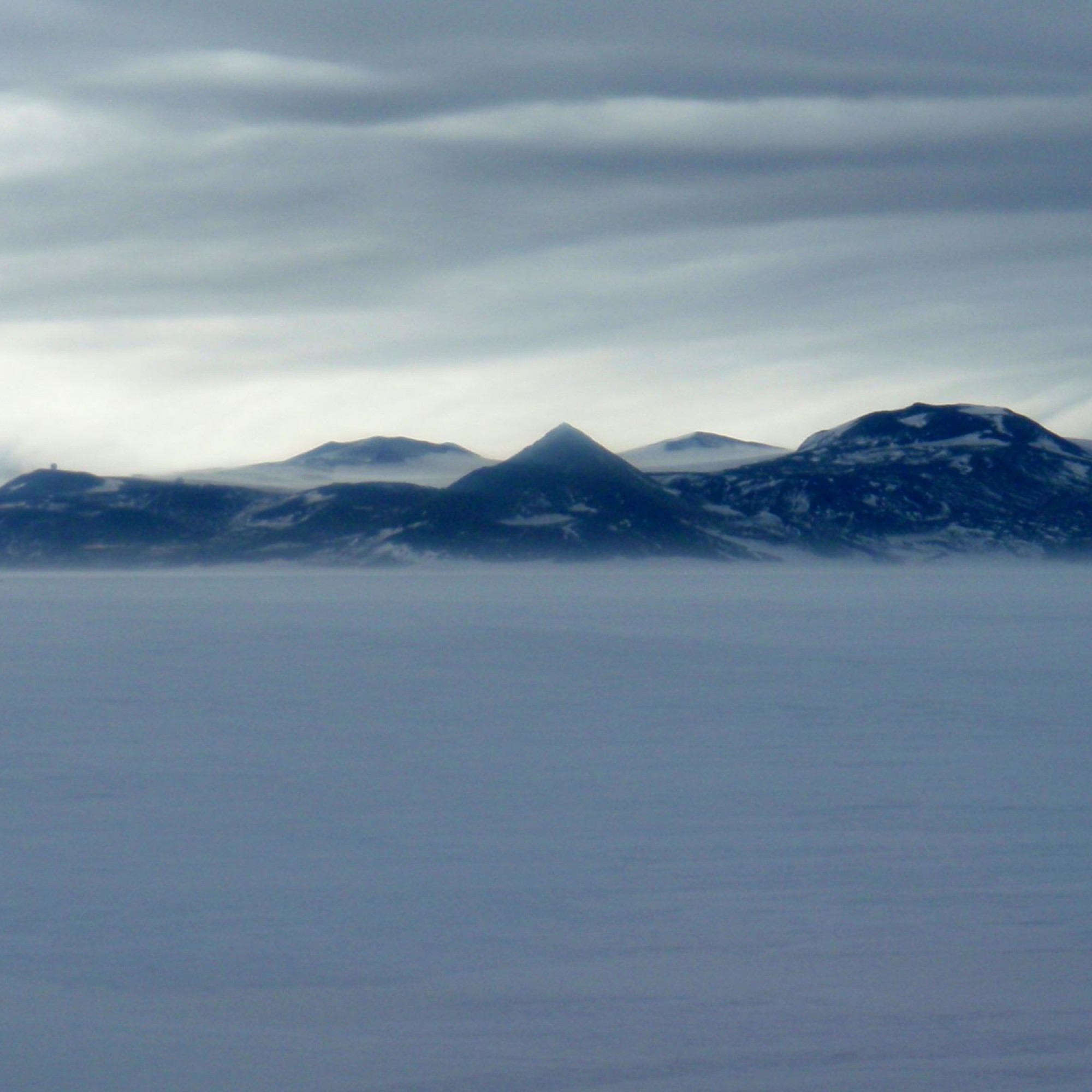Südspitze der Ross-Insel vom Meer aus gesehen.