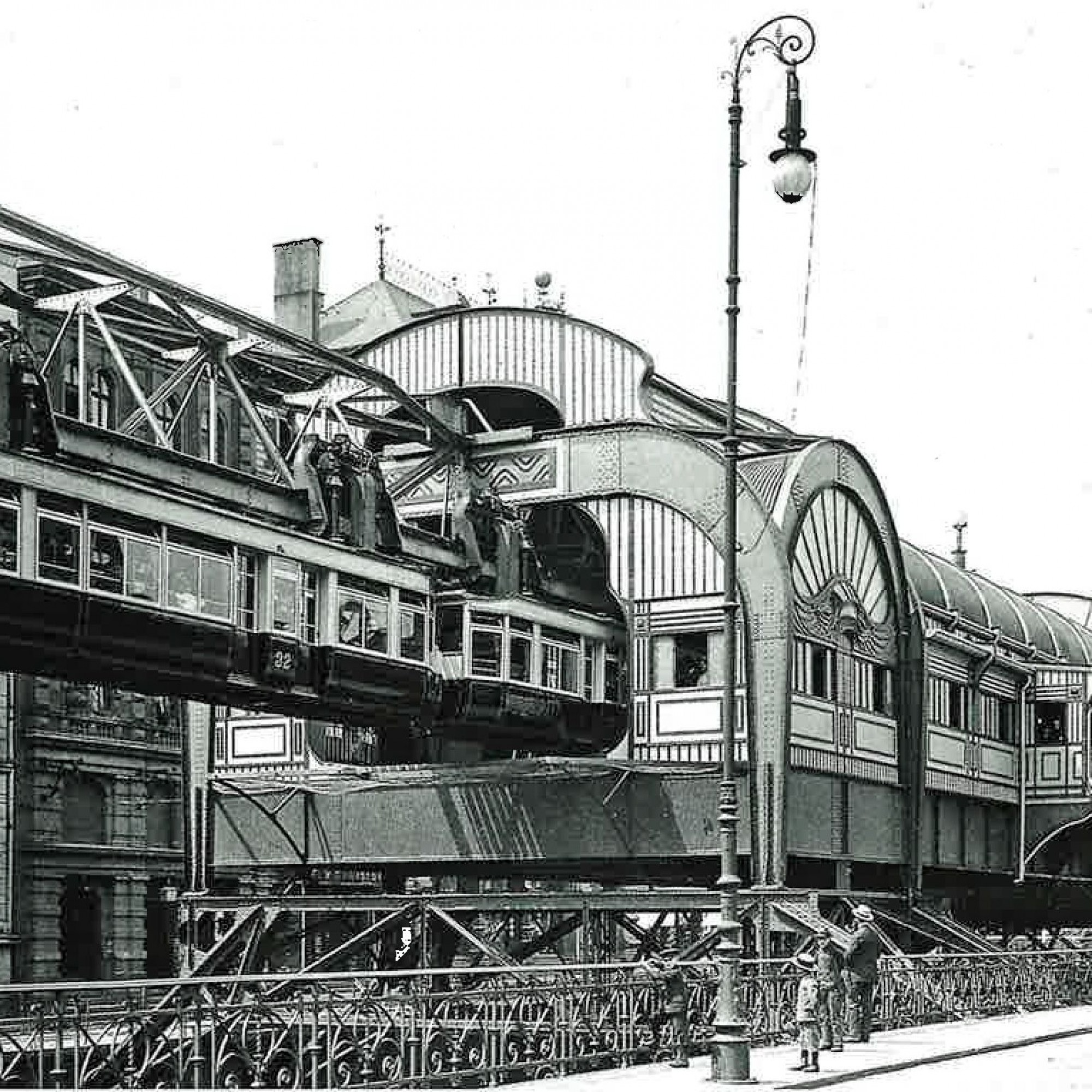 Schwebebahn in Wuppertal zur Kaiserzeit.