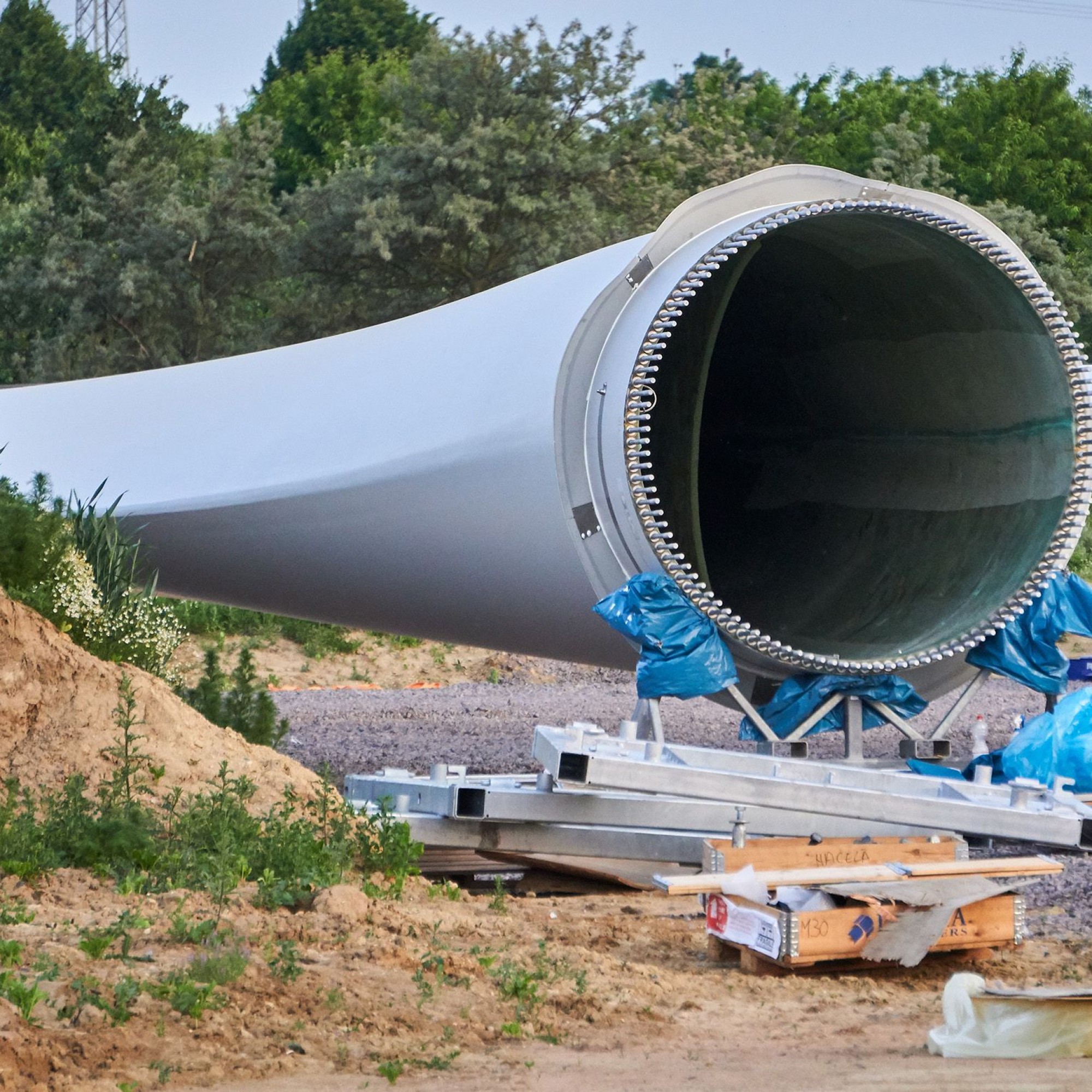 Rotorblatt auf einer Baustelle.