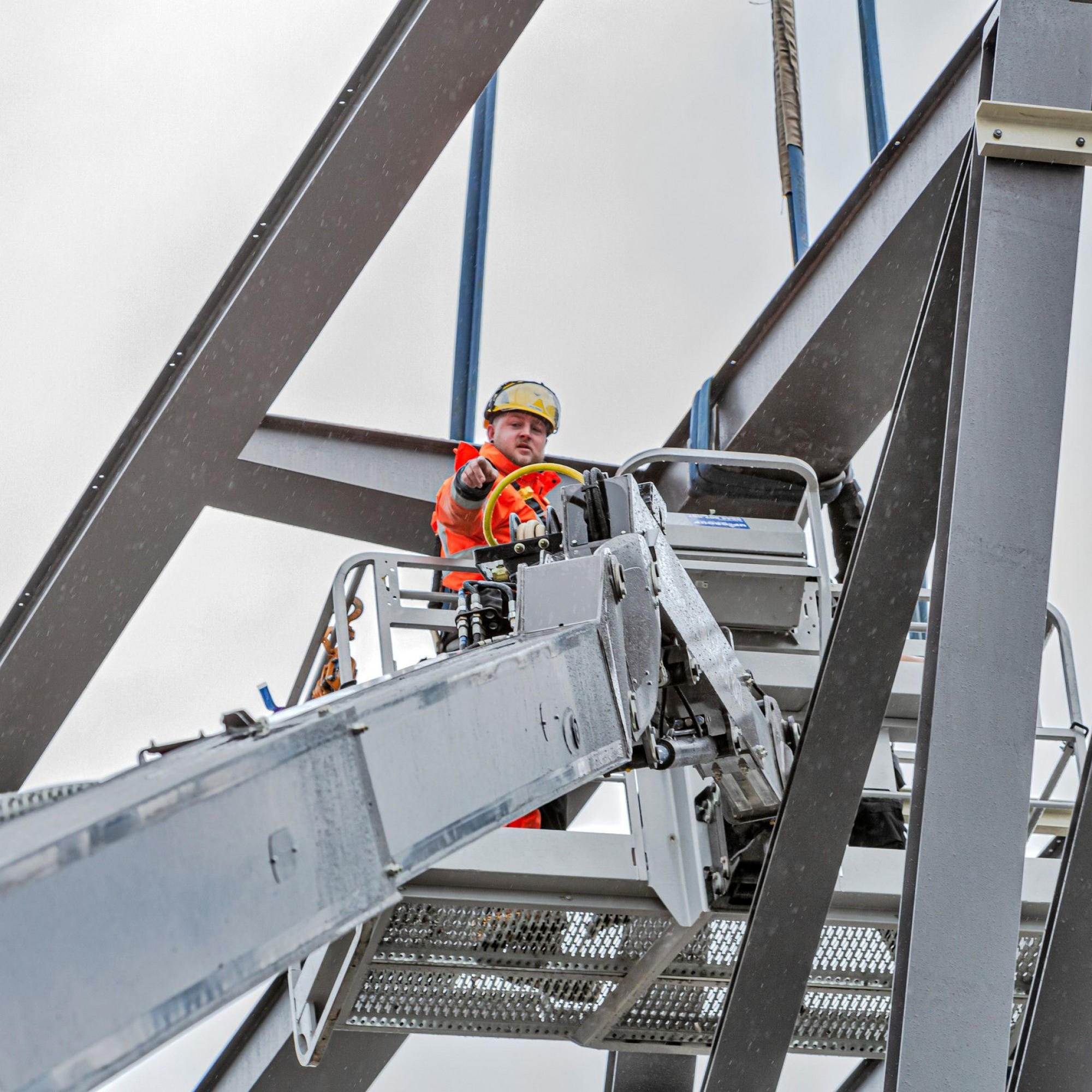 Montage der Wunderbrücke im Technorama-Park