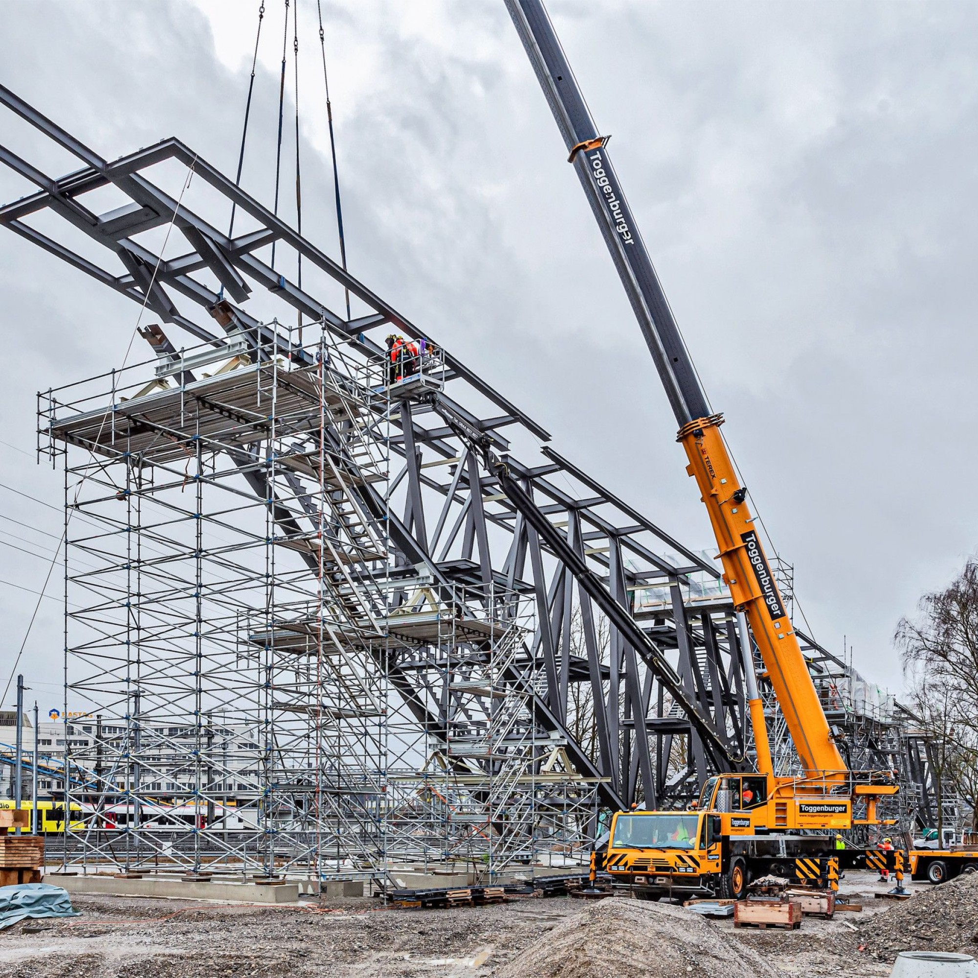 Montage der Wunderbrücke im Technorama-Park