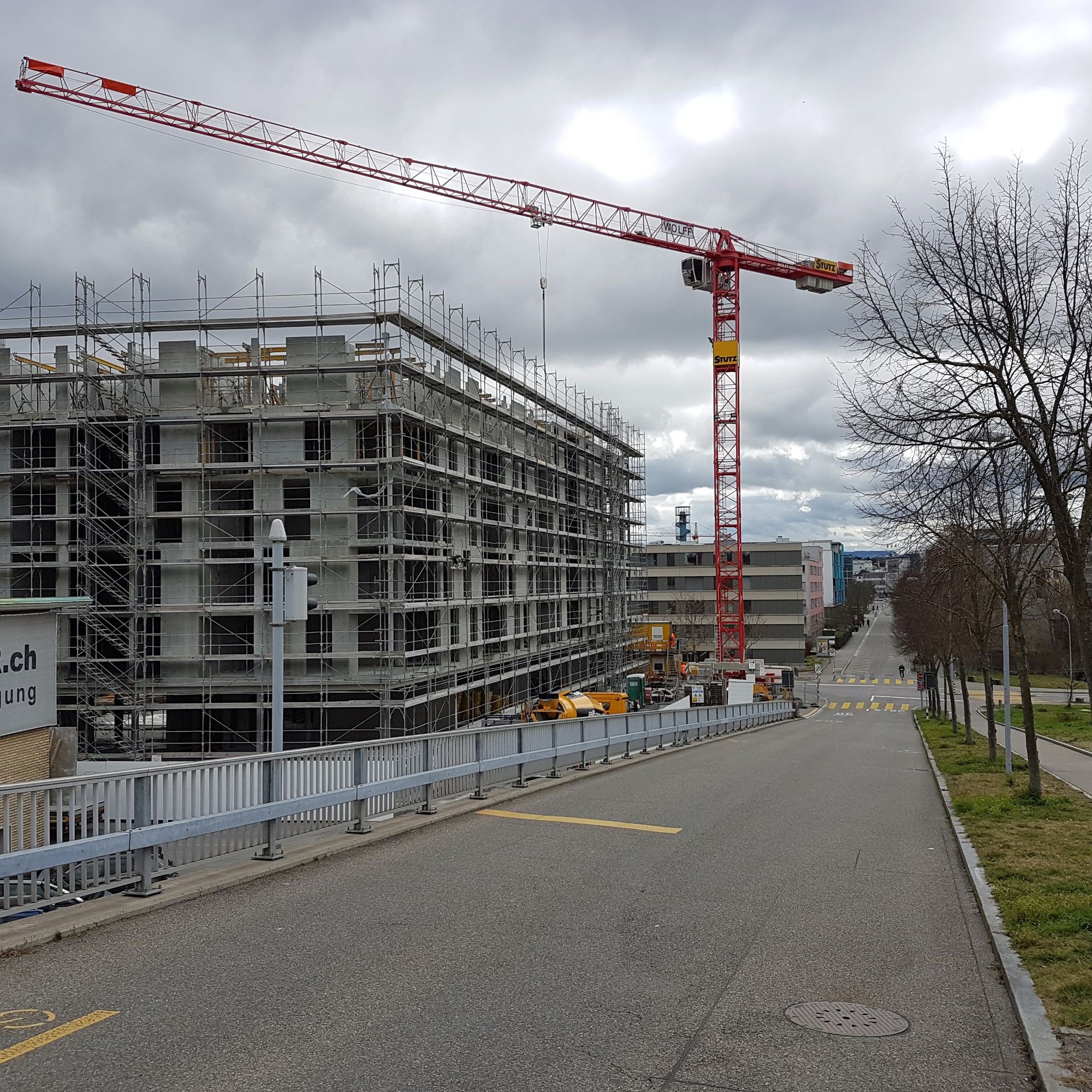 Dunkle Wolken über einer Schweizer Baustelle