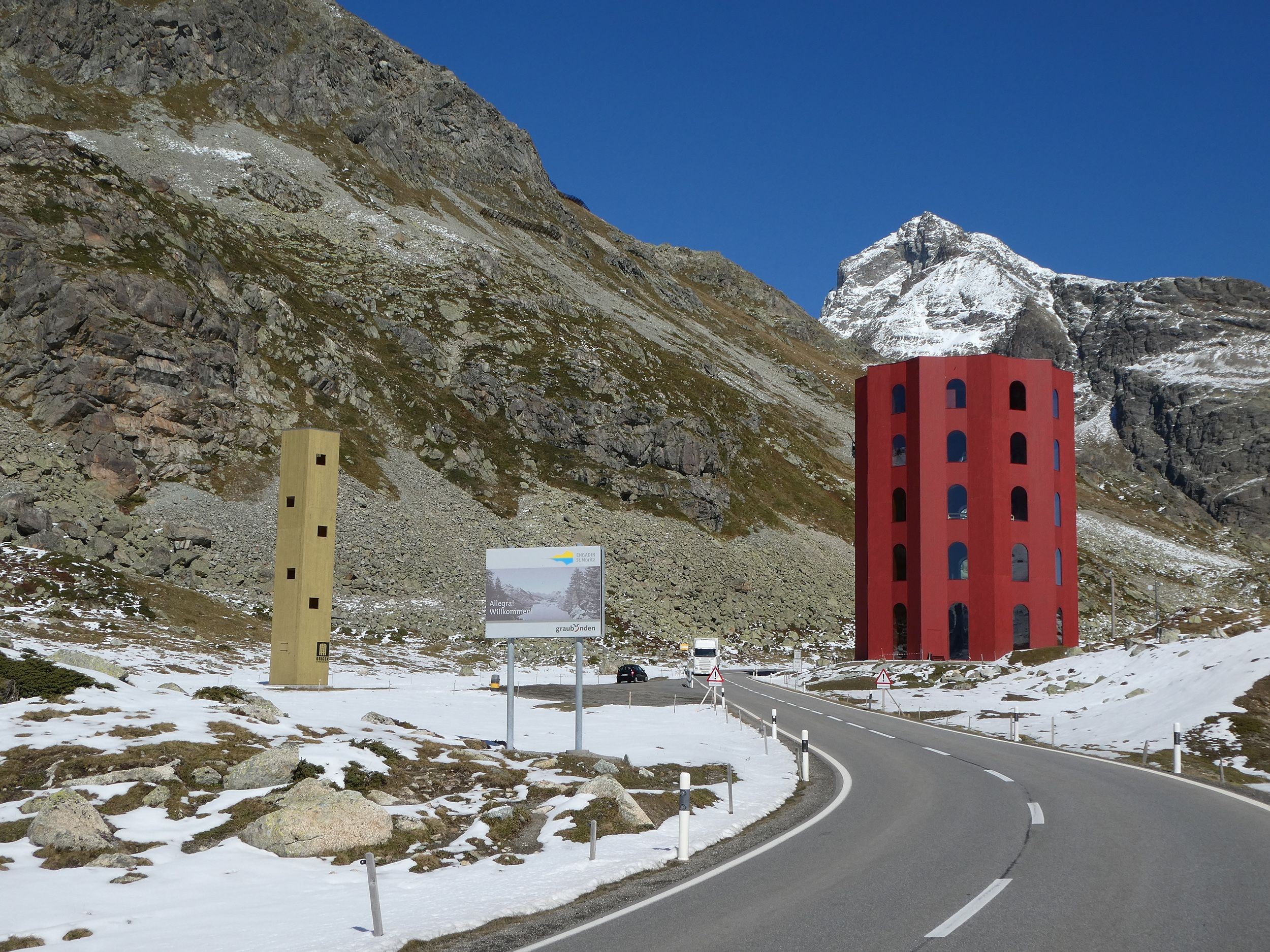 Julierturm auf dem Julierpass mit Schnee.