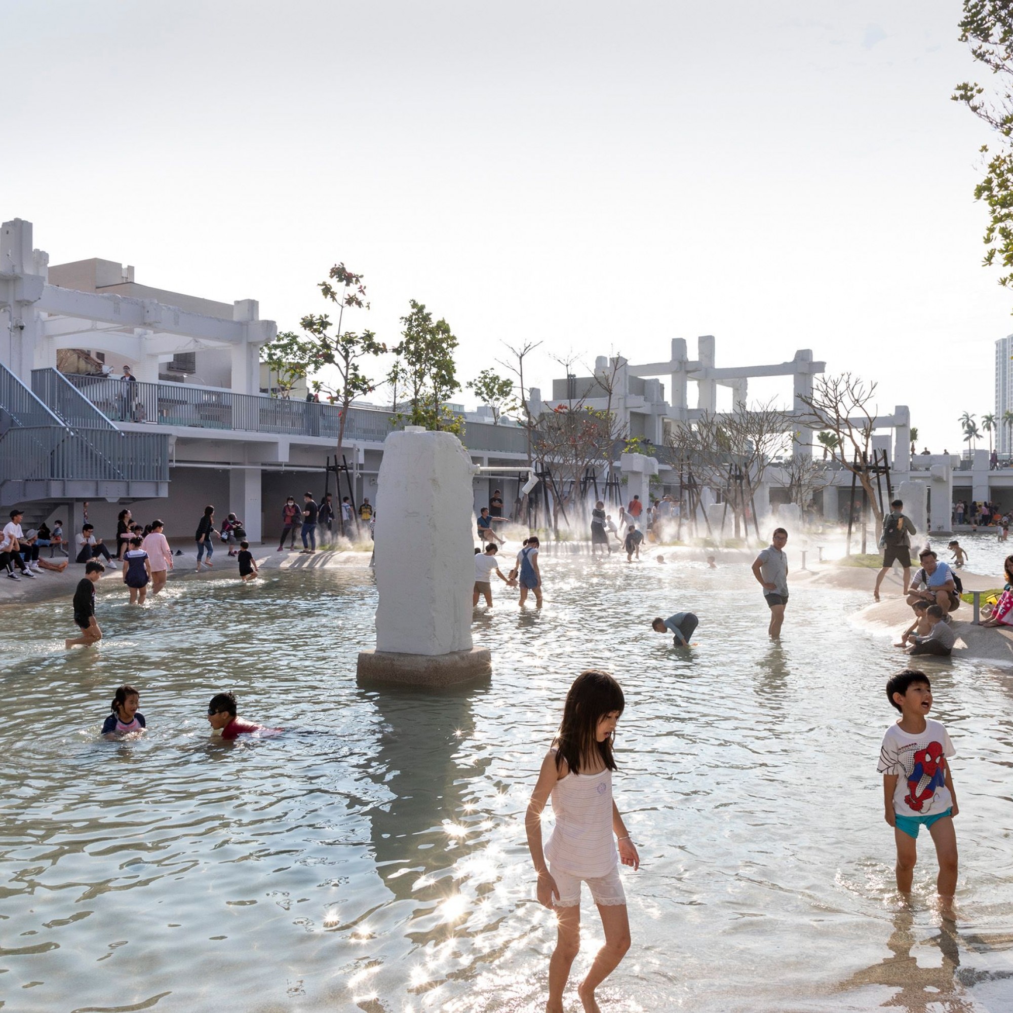 Planschende Kinder in Tainan Spring.