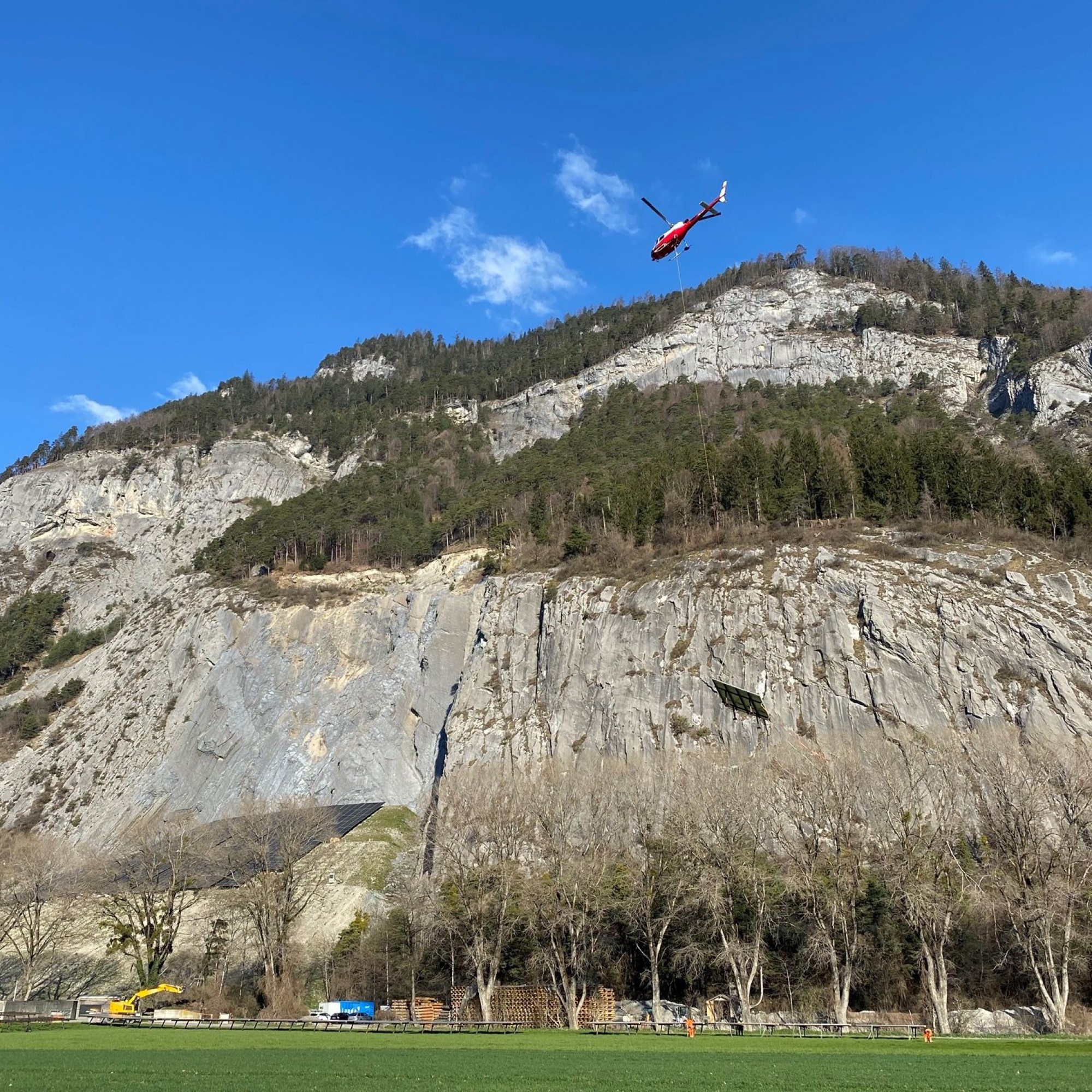 Helikopter transportiert PV-Modul zum Zielort.