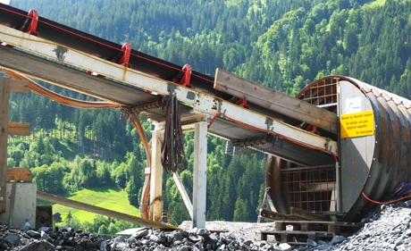 Das Ausbruchmaterial wird per Förderband aus dem Tunnel gebracht.