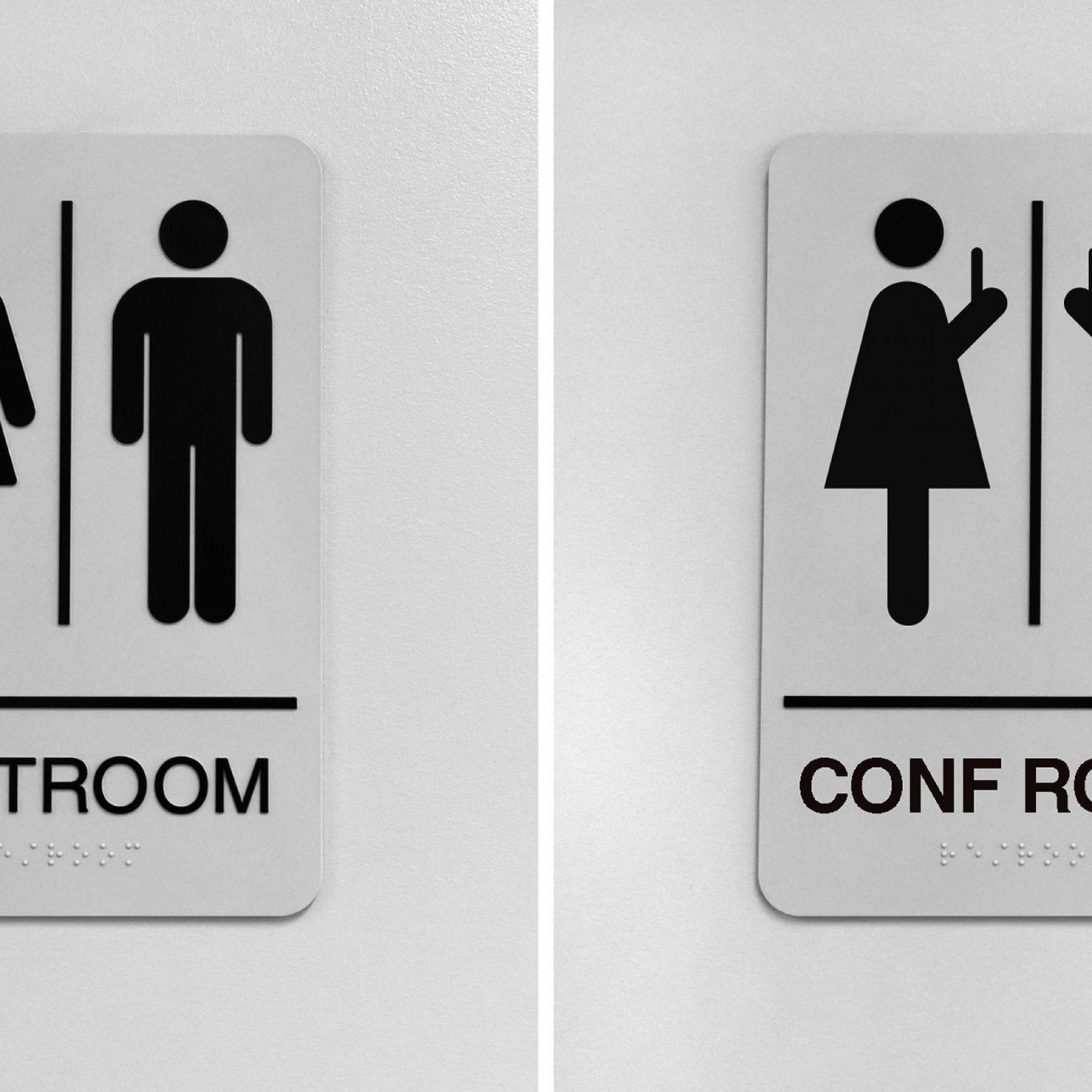 Strassentafel, einmal vor (Toilette) und einmal während der Coronapedemie (Konferenz-Raum).