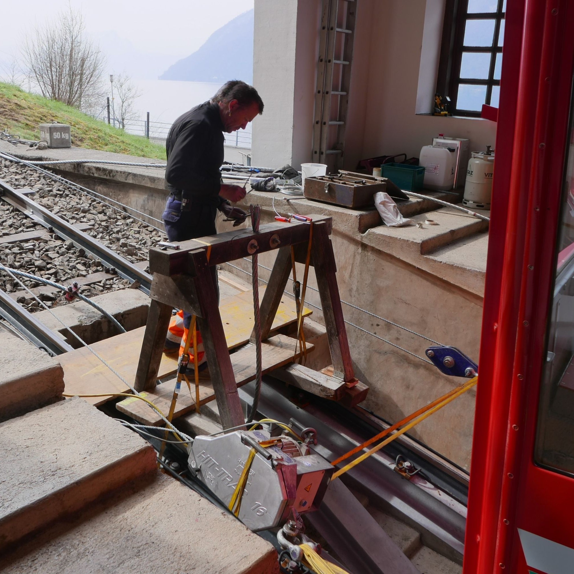 Das Seil muss nun am Bahnwagen befestigt werden.