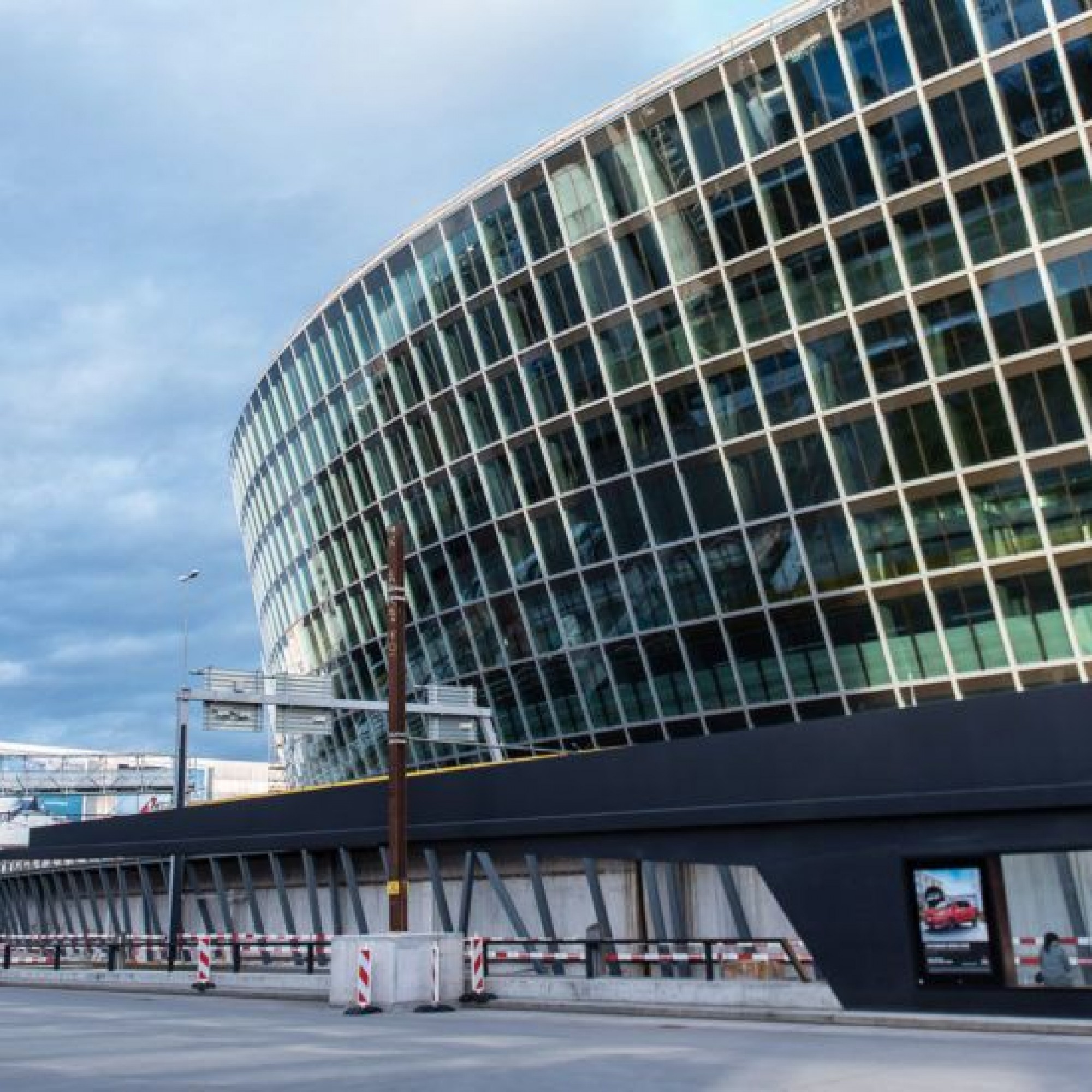 Glasfassade von The Circle am Flughafen Zürich