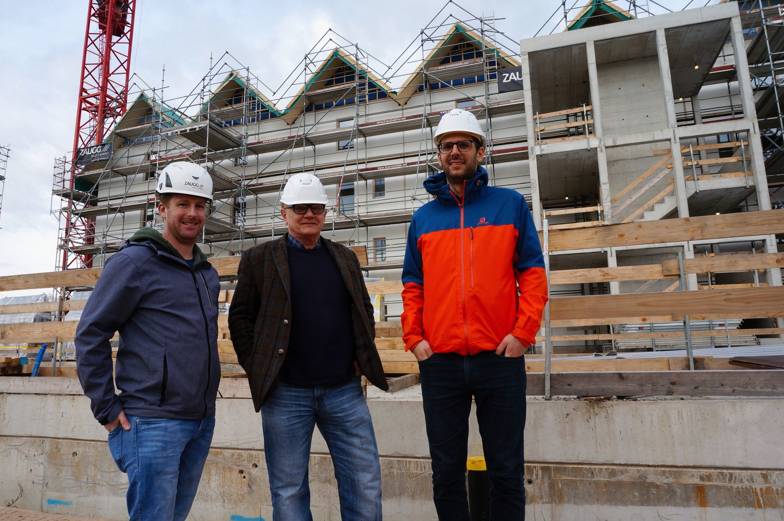 Bauführer Christoph Ryser von der Zaugg AG Rohrbach und Werner und Paul Schmidt vom Trunser Atelier Schmidt.