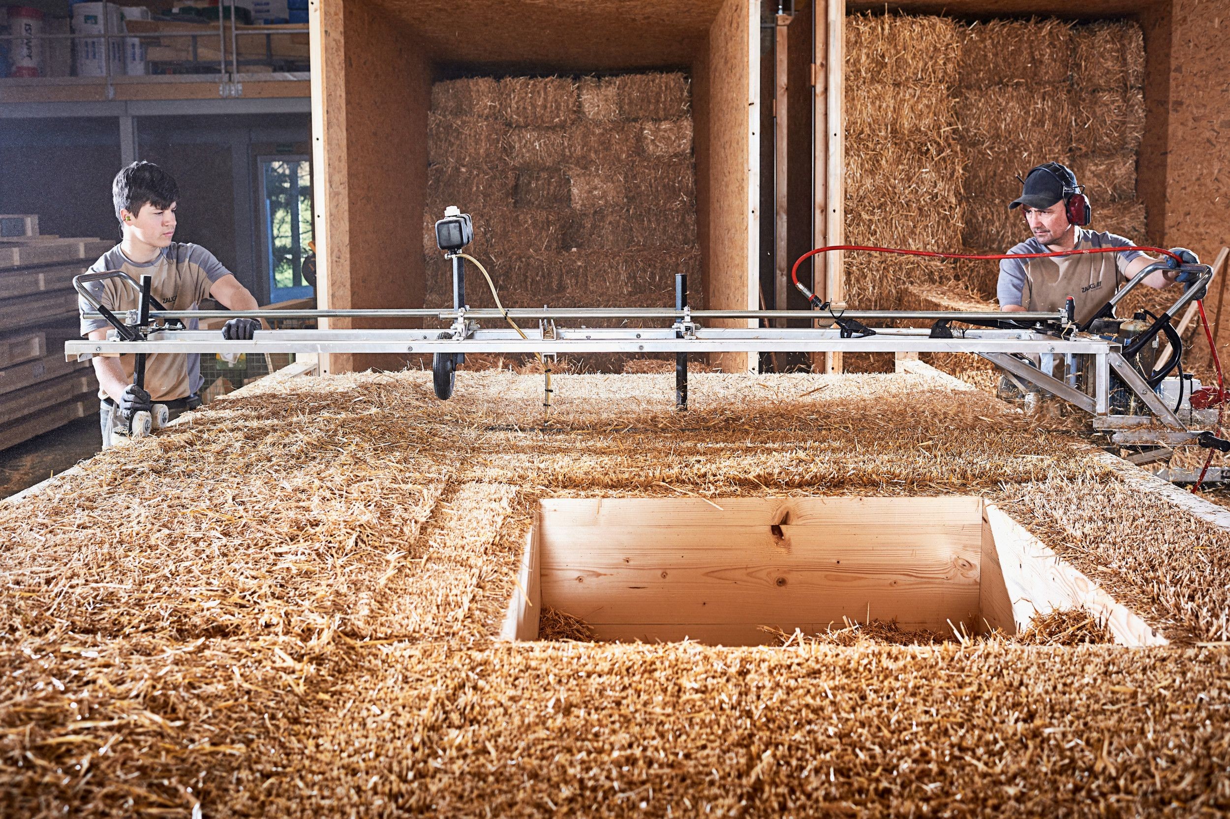 Modulproduktion mit gepresstem Stroh im Holzrahmen