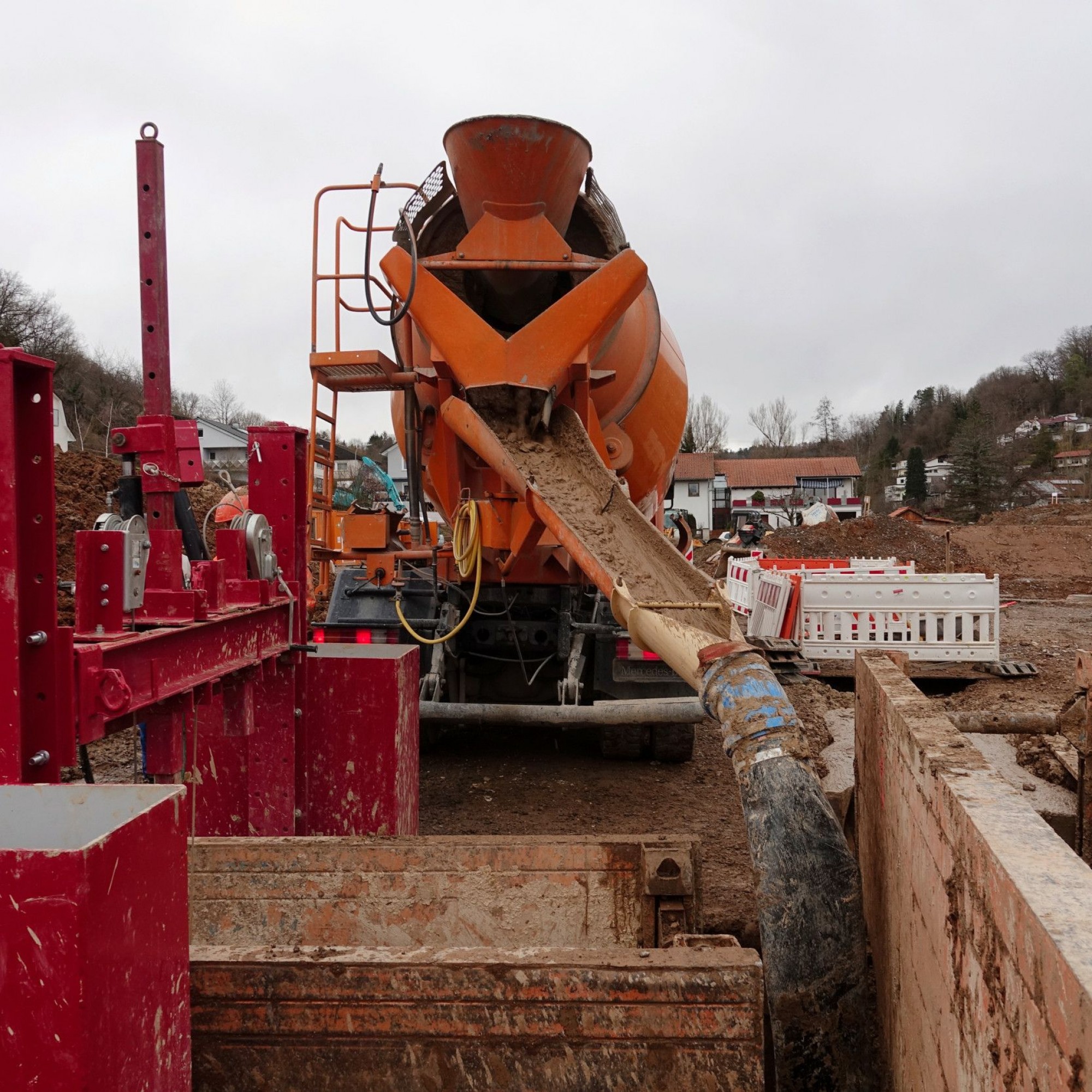 Flüssigboden-Einbau auf der Baustelle bei Rheinfelden AG