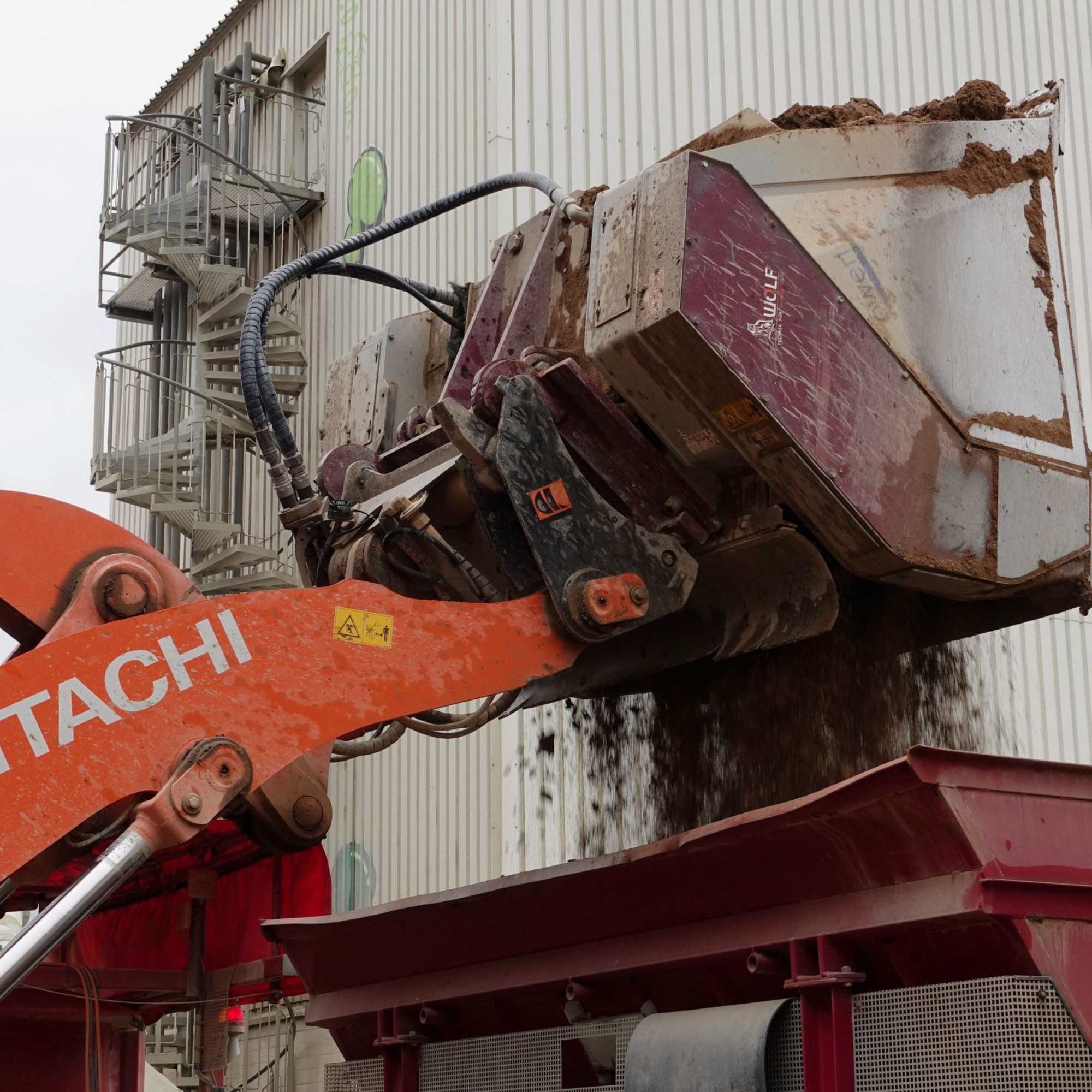 Beladung der Mischanlage mit Bodenmaterial