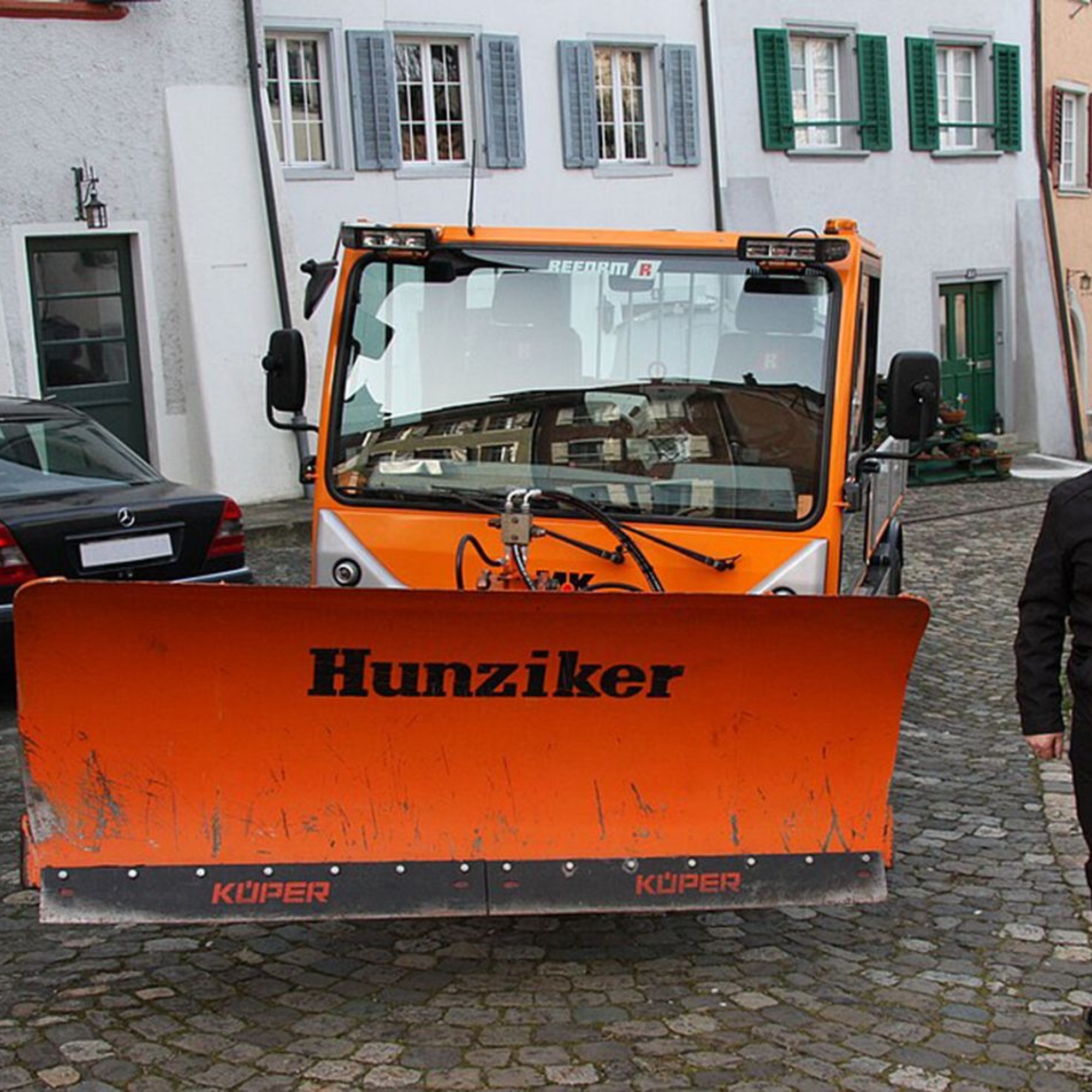 Erich Weibel vor seinem neuen Arbeitsgerät. 