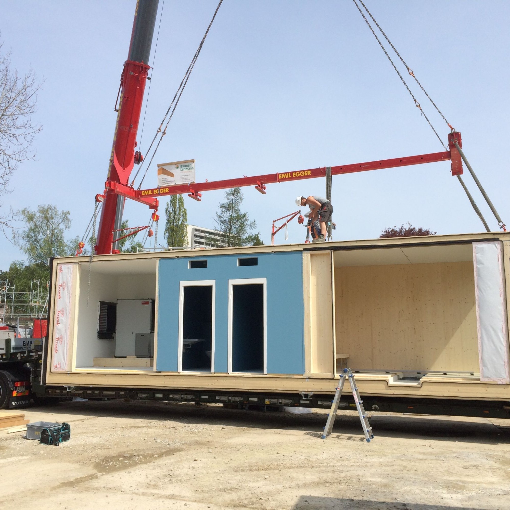 Montage der Holzmodule für das Schul-Provisorium in Brünnen