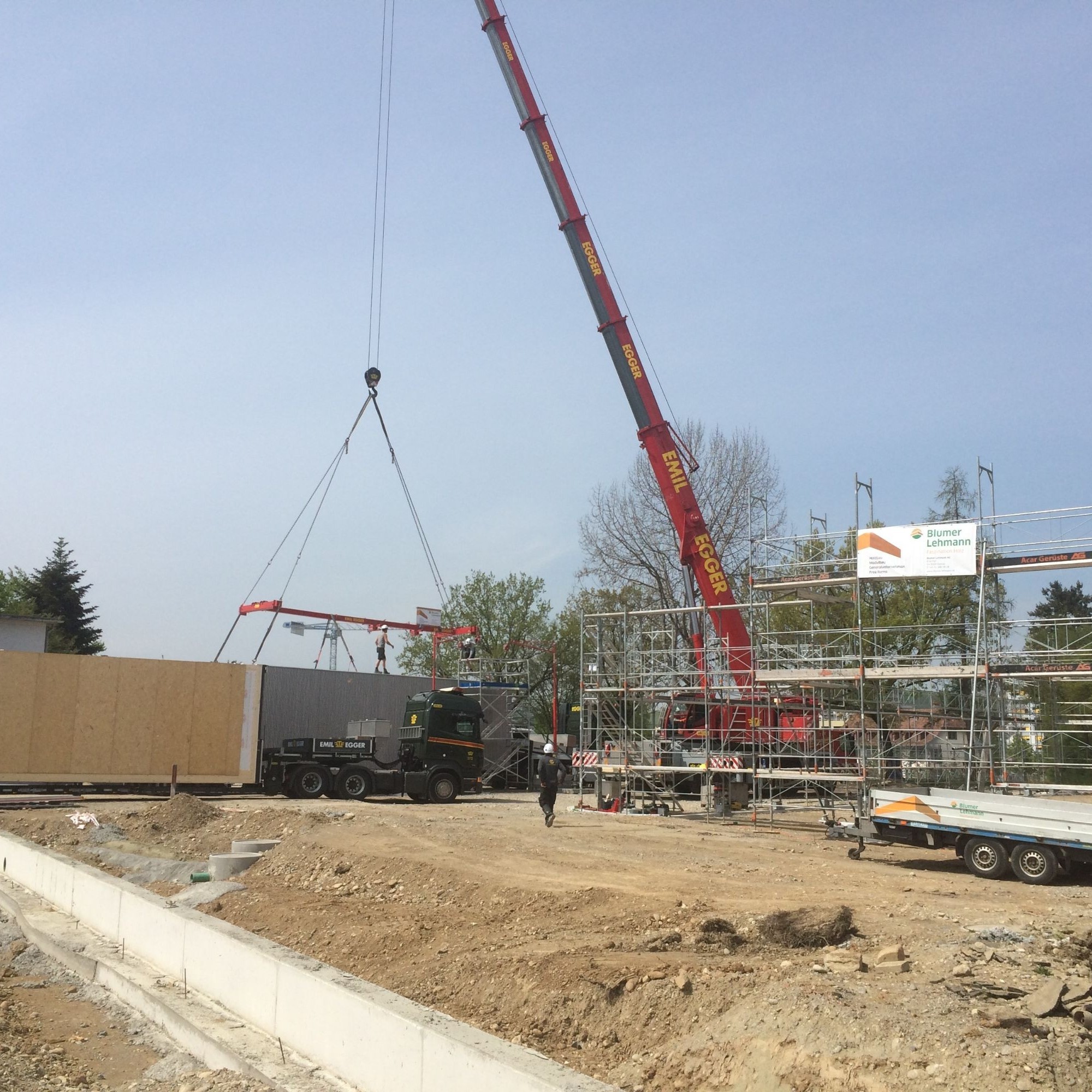 Montage der Holzmodule für das Schul-Provisorium in Brünnen