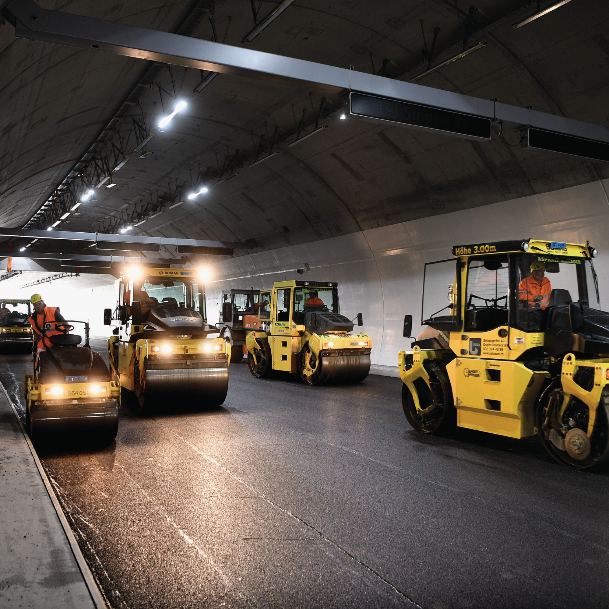 Walzen bei Belagseinbau im Tunnel