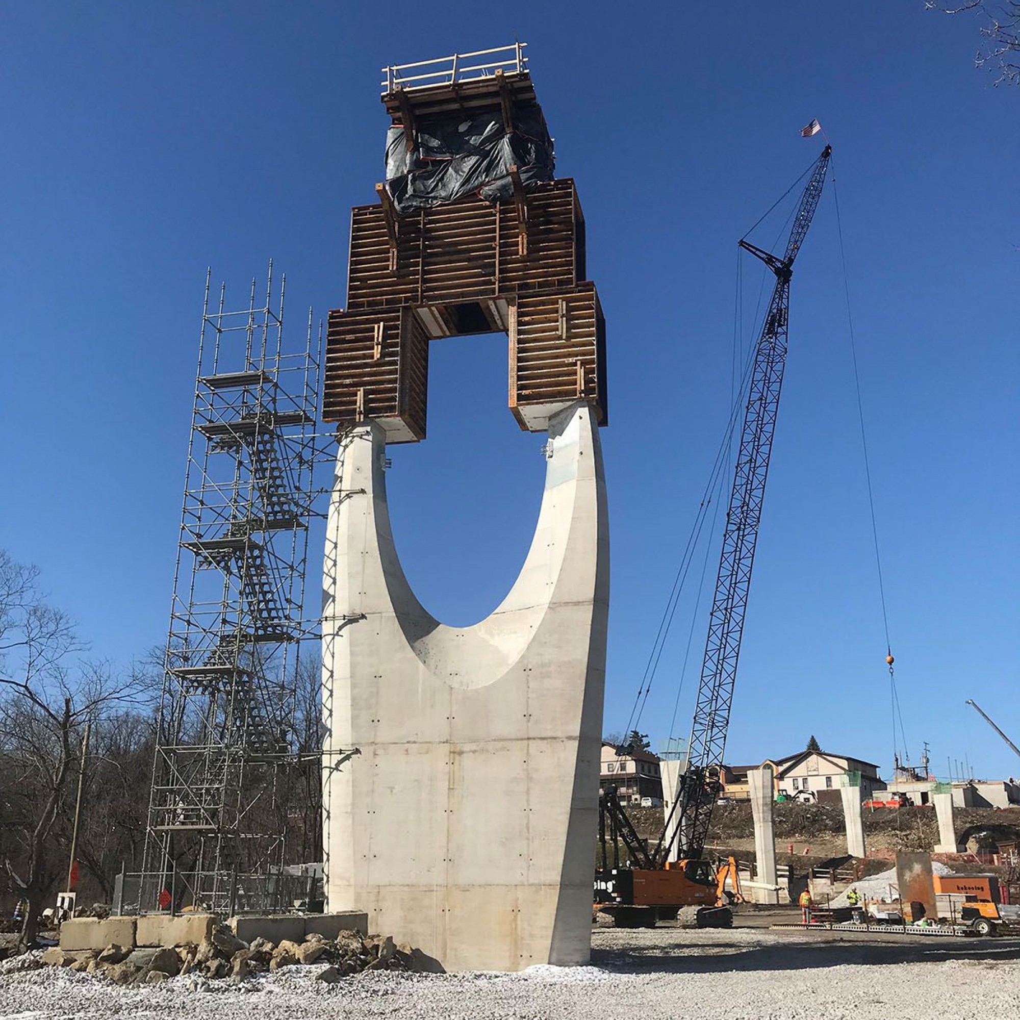 Bau des Pylons im Kletterbauverfahren