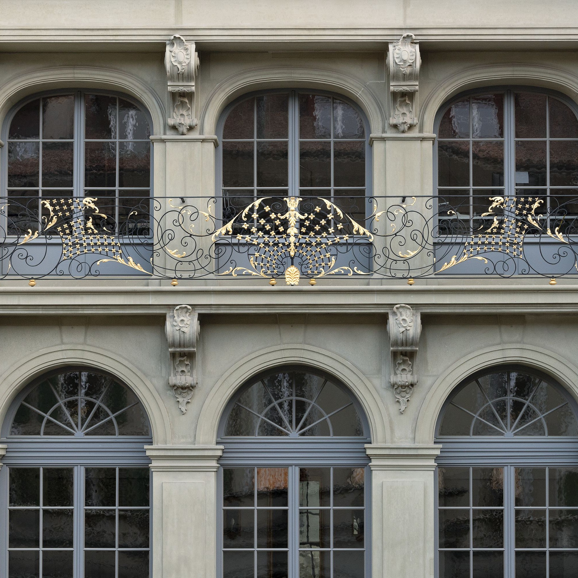 Neue Fenster im Erlacherhof in der Berner Altstadt