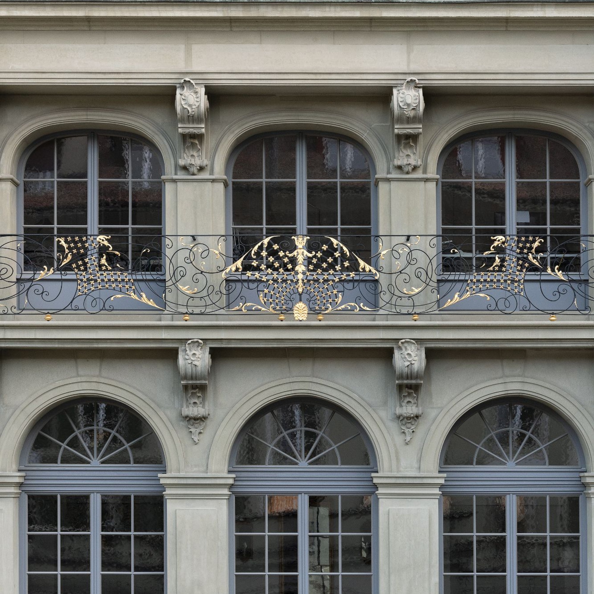 Neue Fenster im Erlacherhof in der Berner Altstadt