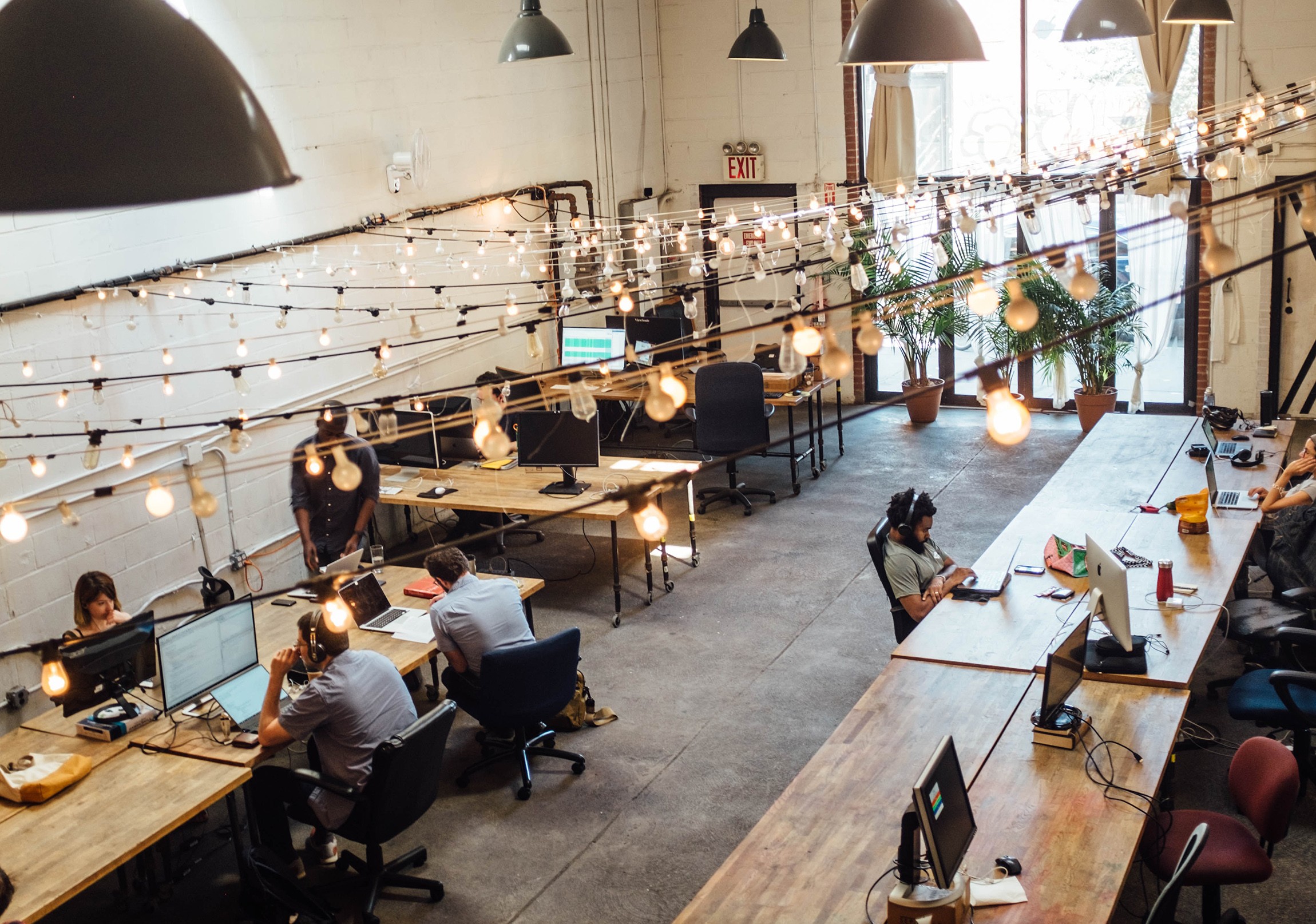 Menschen in einem Coworking Space in New York, von oben gesehen.