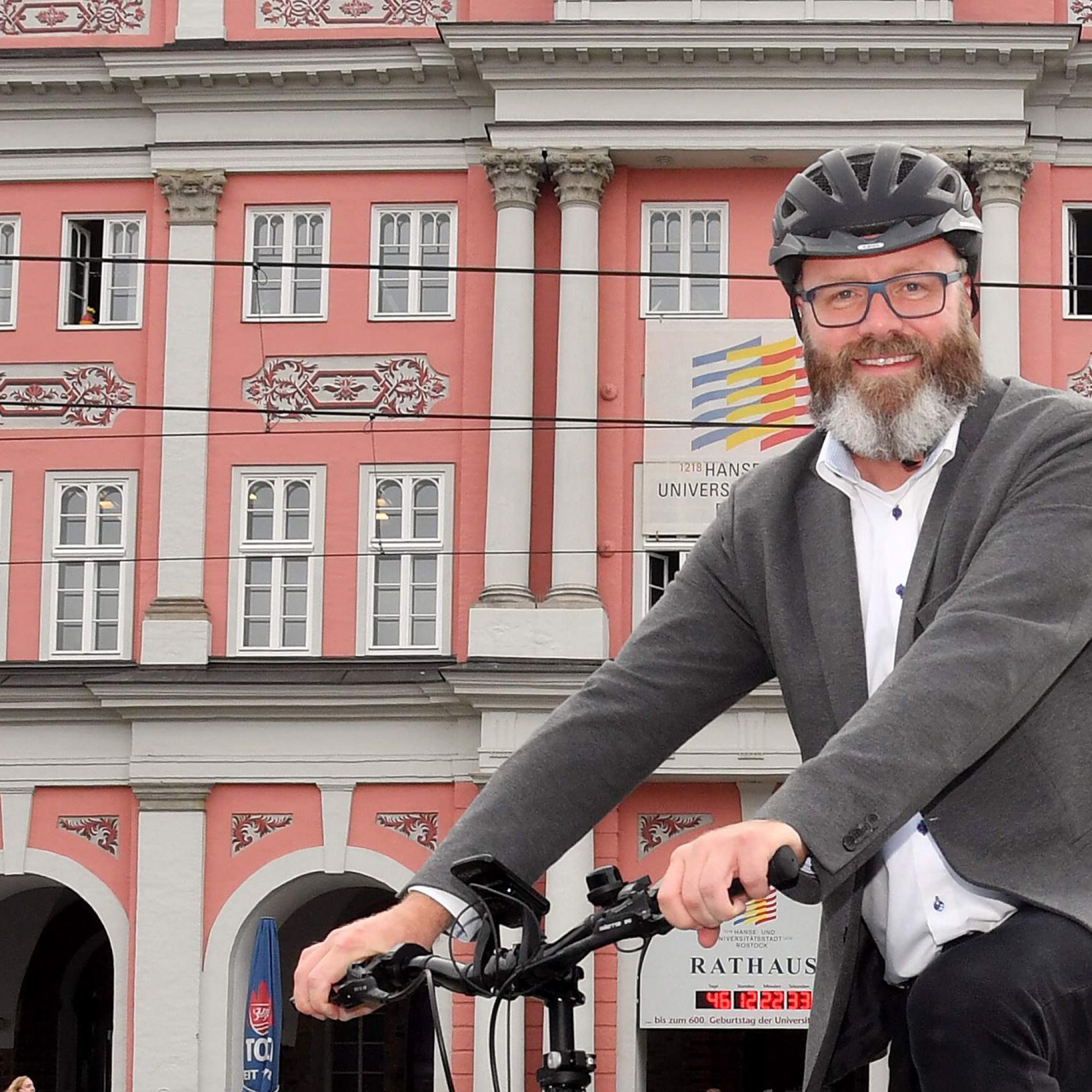 Claus Ruhe Madsen auf dem Fahrrad.