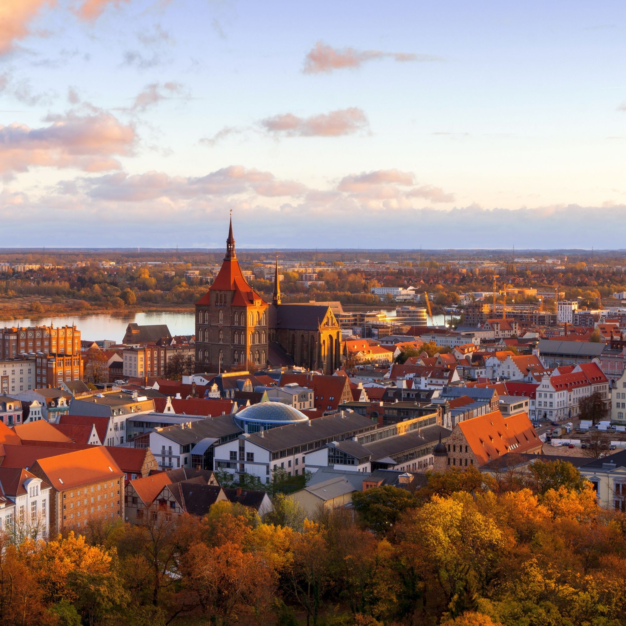 Blick auf Rostock im Herbst.