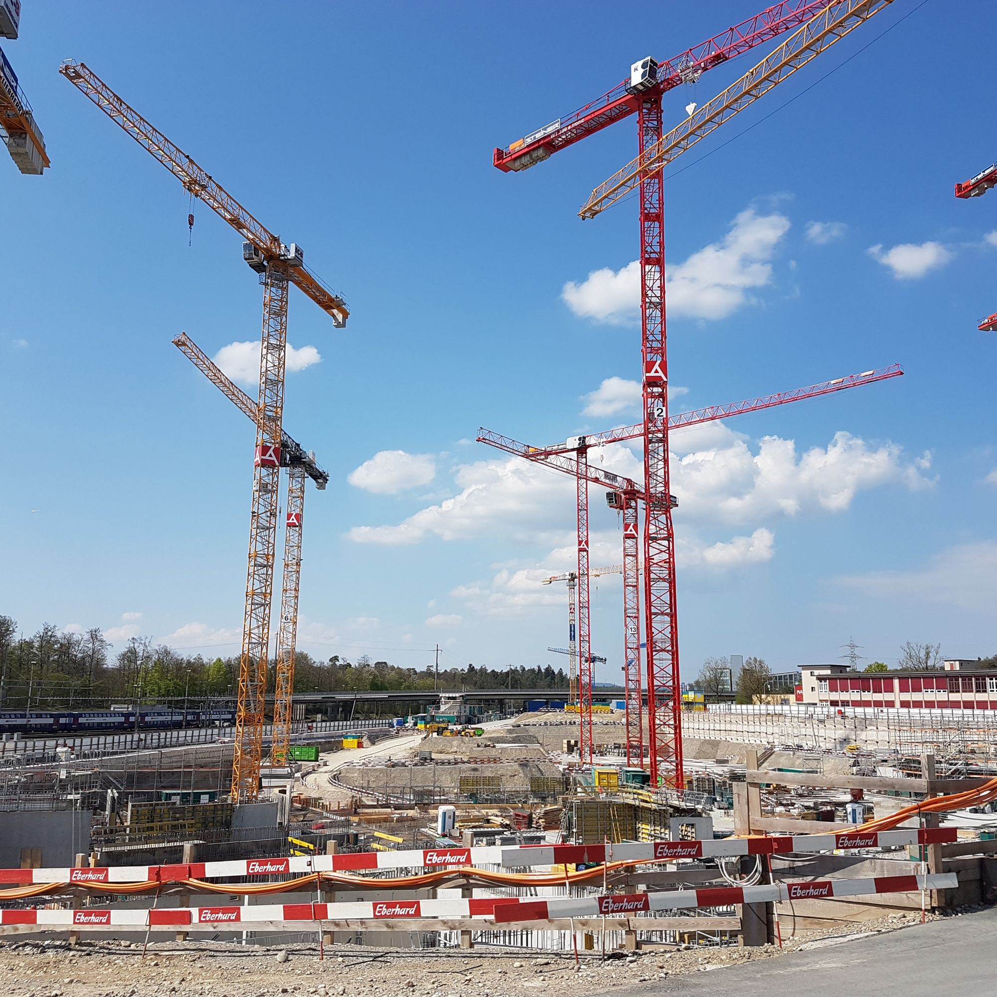 Elf Krane ragen auf der Grossbaustelle Glasi-Areal Bülach in die Höhe.