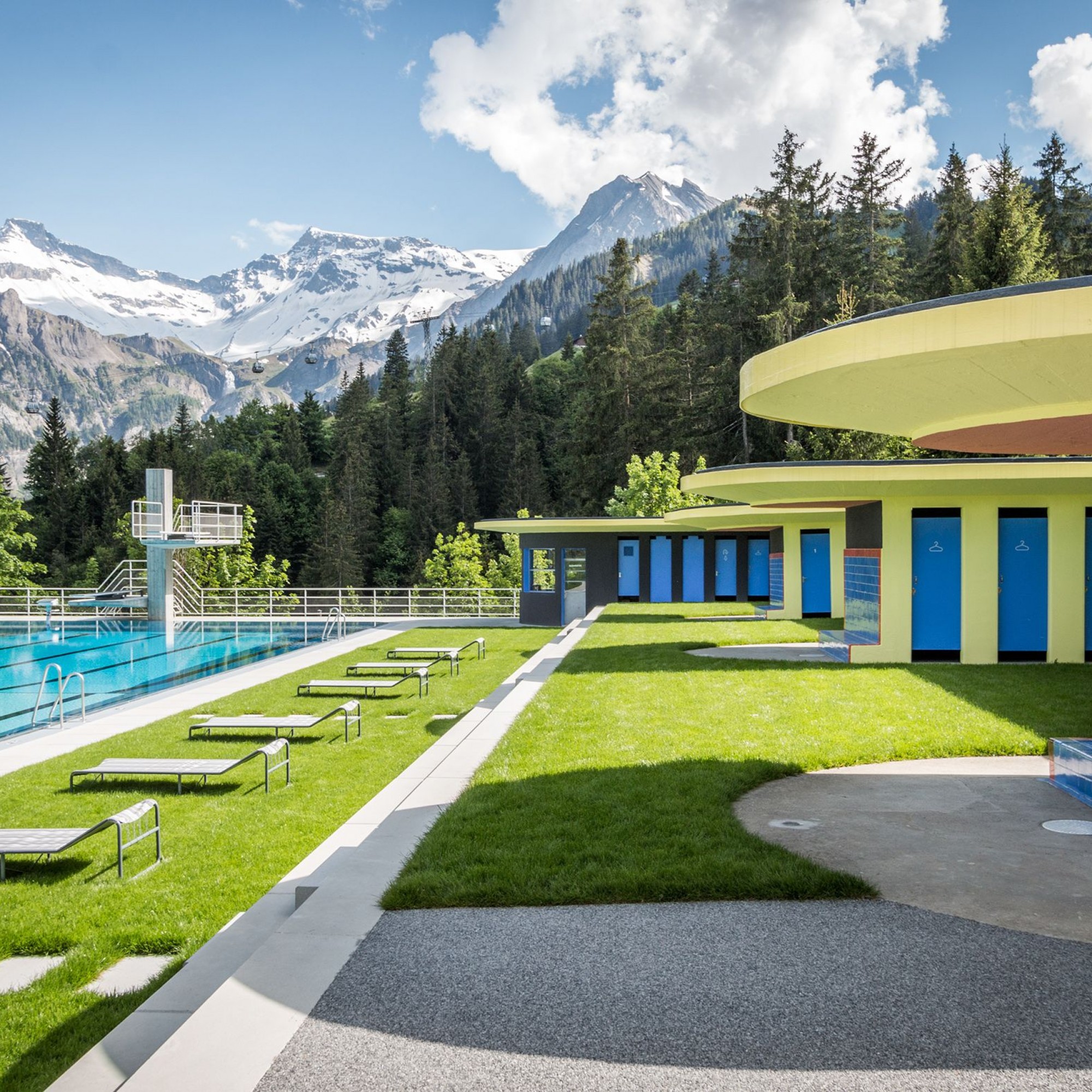 Strandbad Adelboden, Blick auf Becken, Liegeplätze un Garderoben.